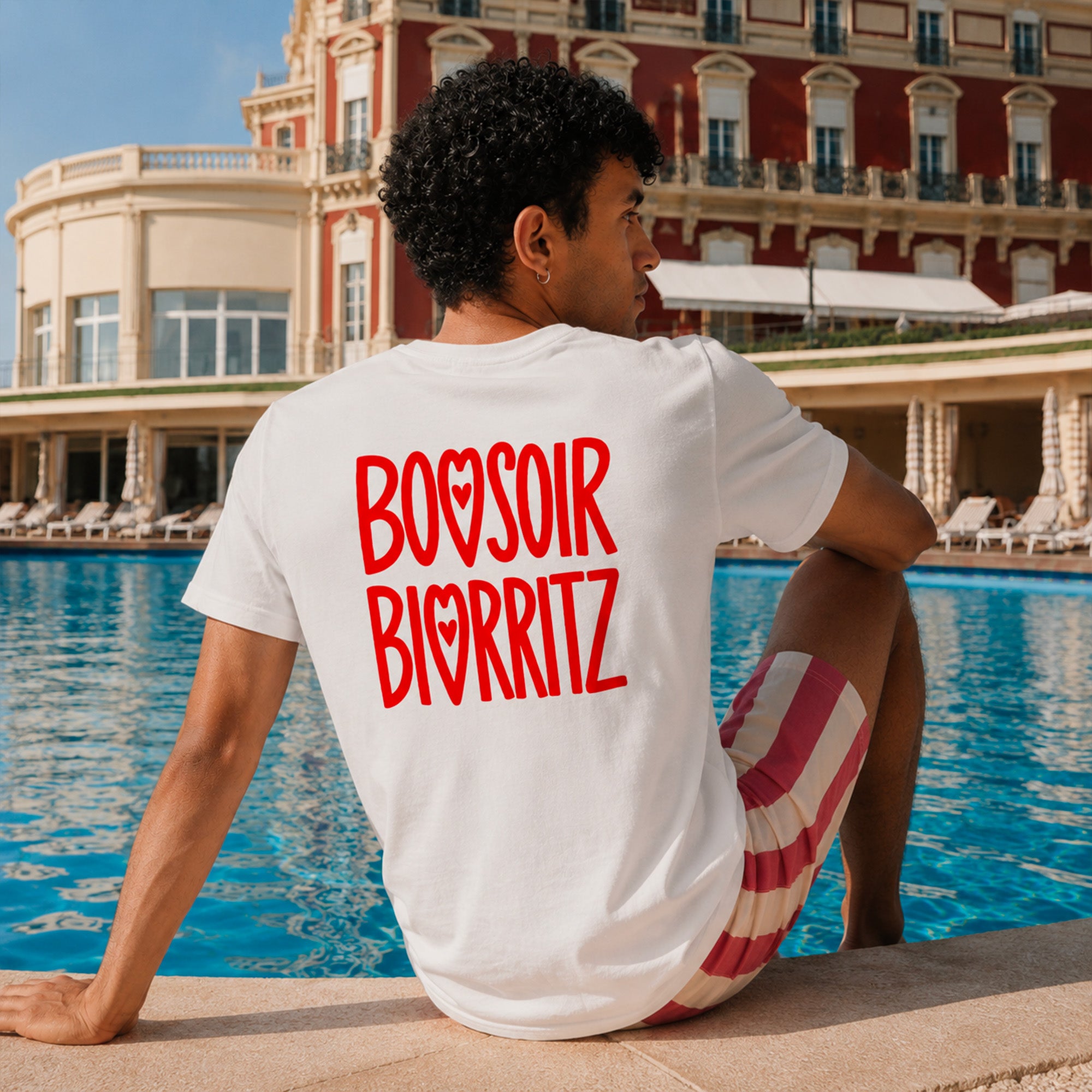 homme portant un tshirt blanc bonsoir biarritz