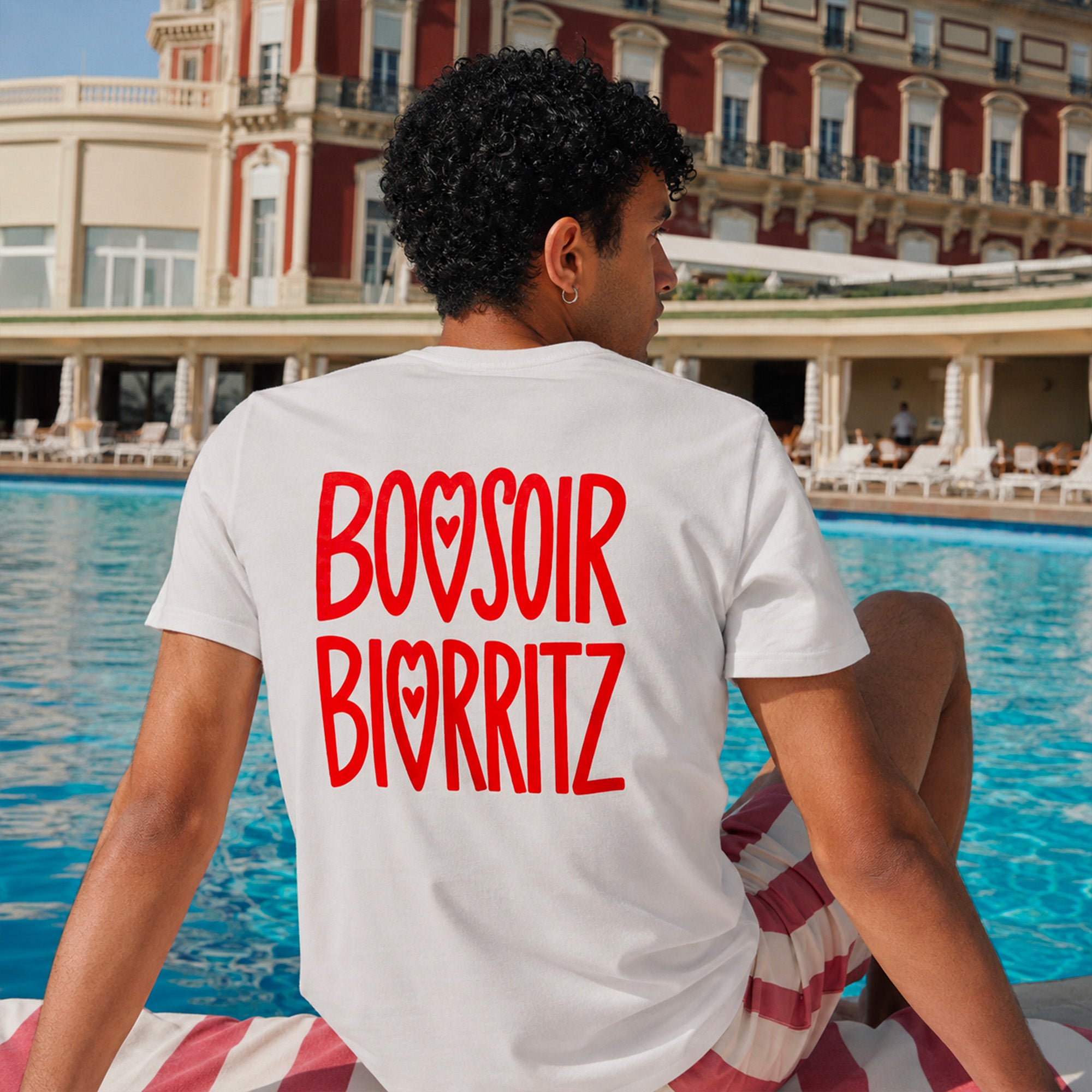 tshirt blanc bonsoir biarritz homme au bord dune piscine