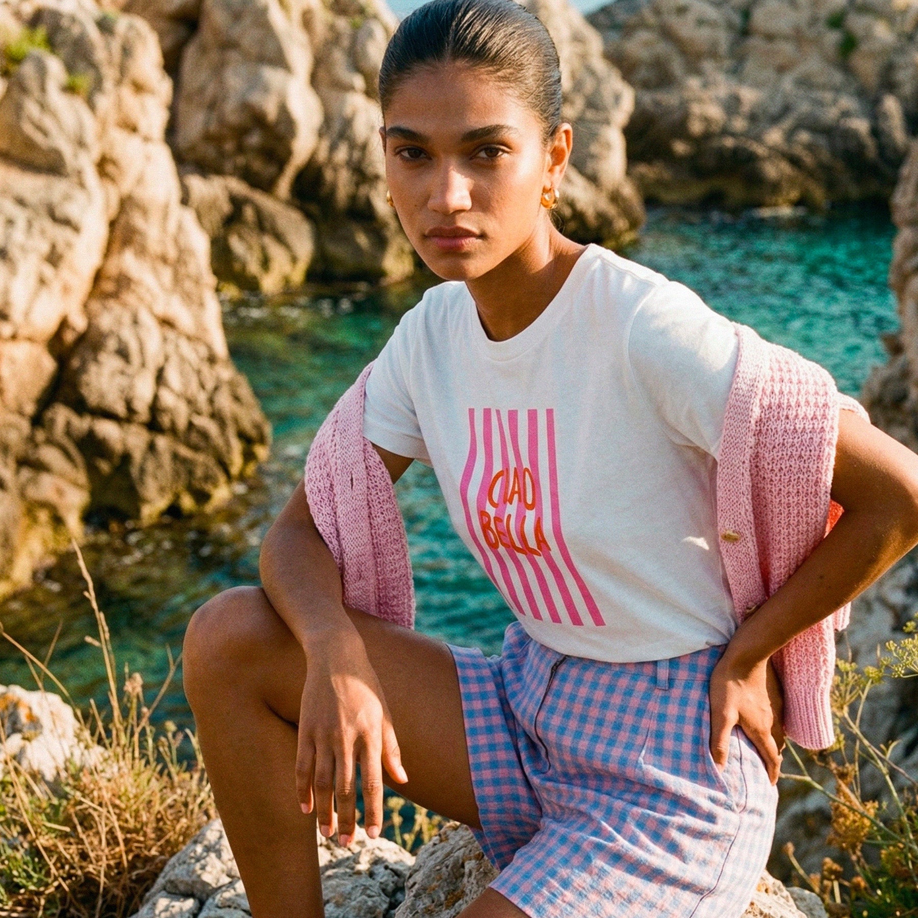 T-shirt Ciao Bella blanc pour femme porté en tenue estivale avec pantalon rose, ambiance méditerranéenne Beauséjour.