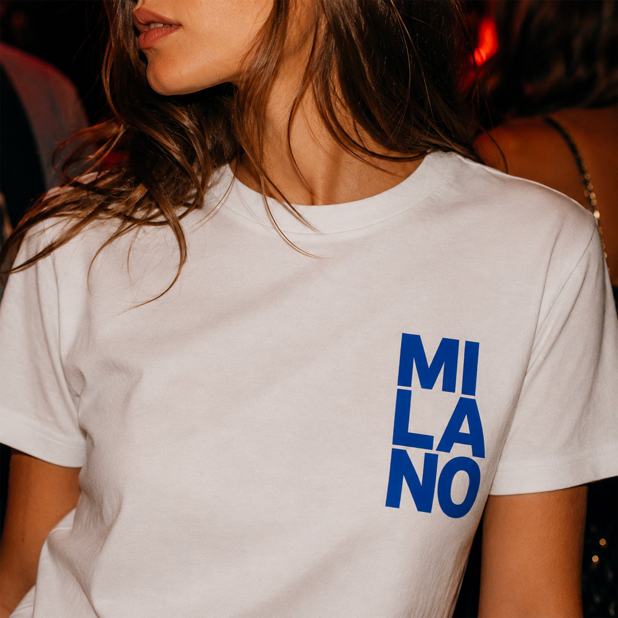 T shirt blanc femme avec design graphique bleu inspire de Milan


