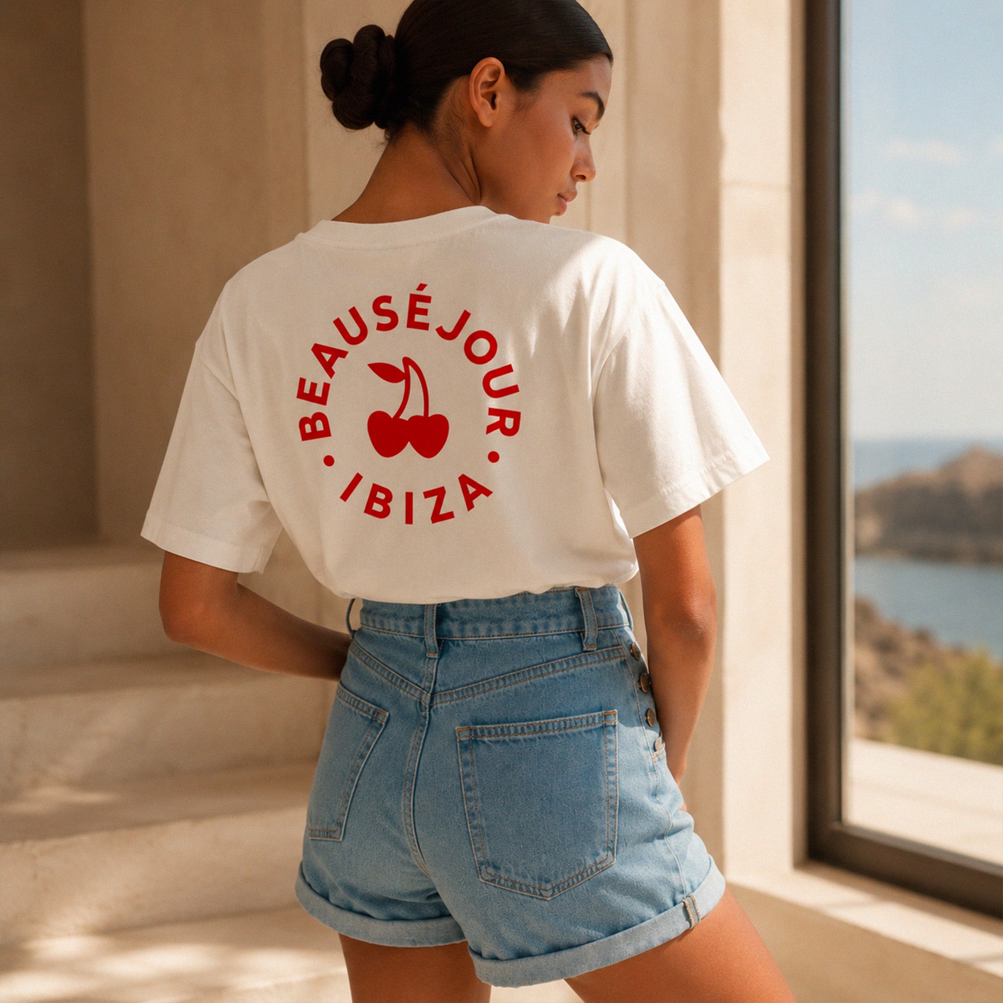 Vue de profil du tshirt blanc Ibiza cercle Beausejour en coton biologique
