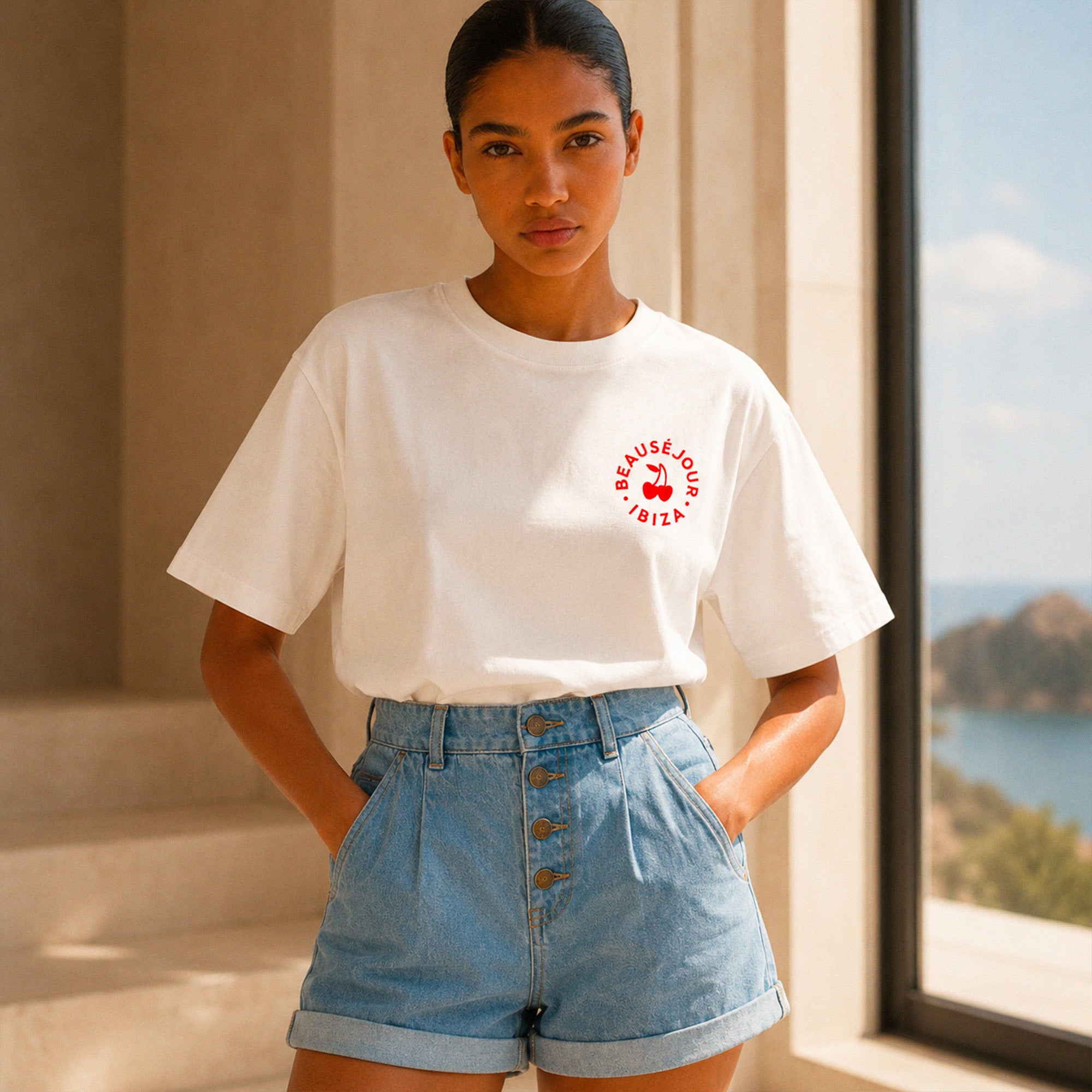Vue de profil du tshirt blanc Ibiza cercle Beausejour en coton biologique