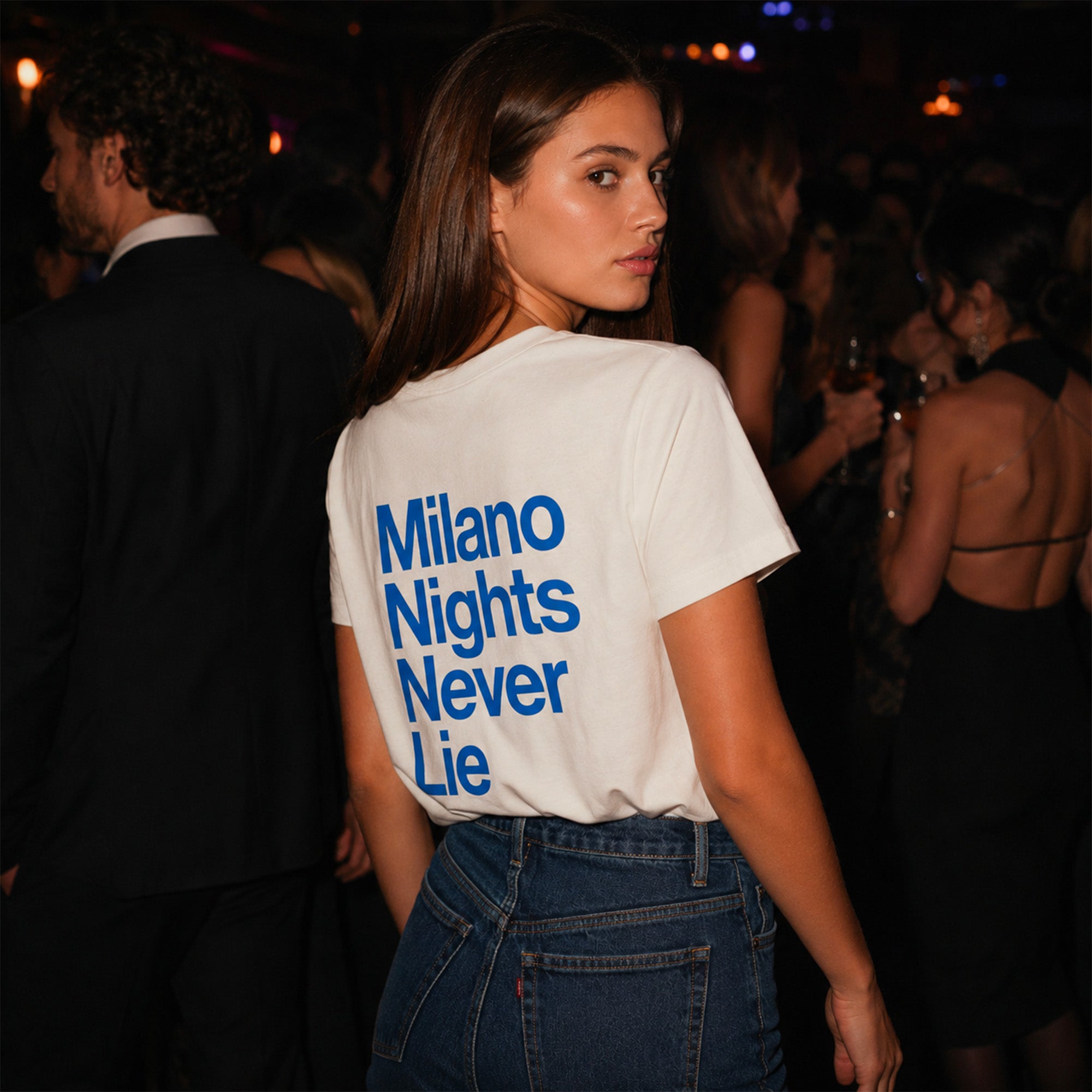 T shirt blanc Milano Nights Never Lie avec imprime bleu au dos