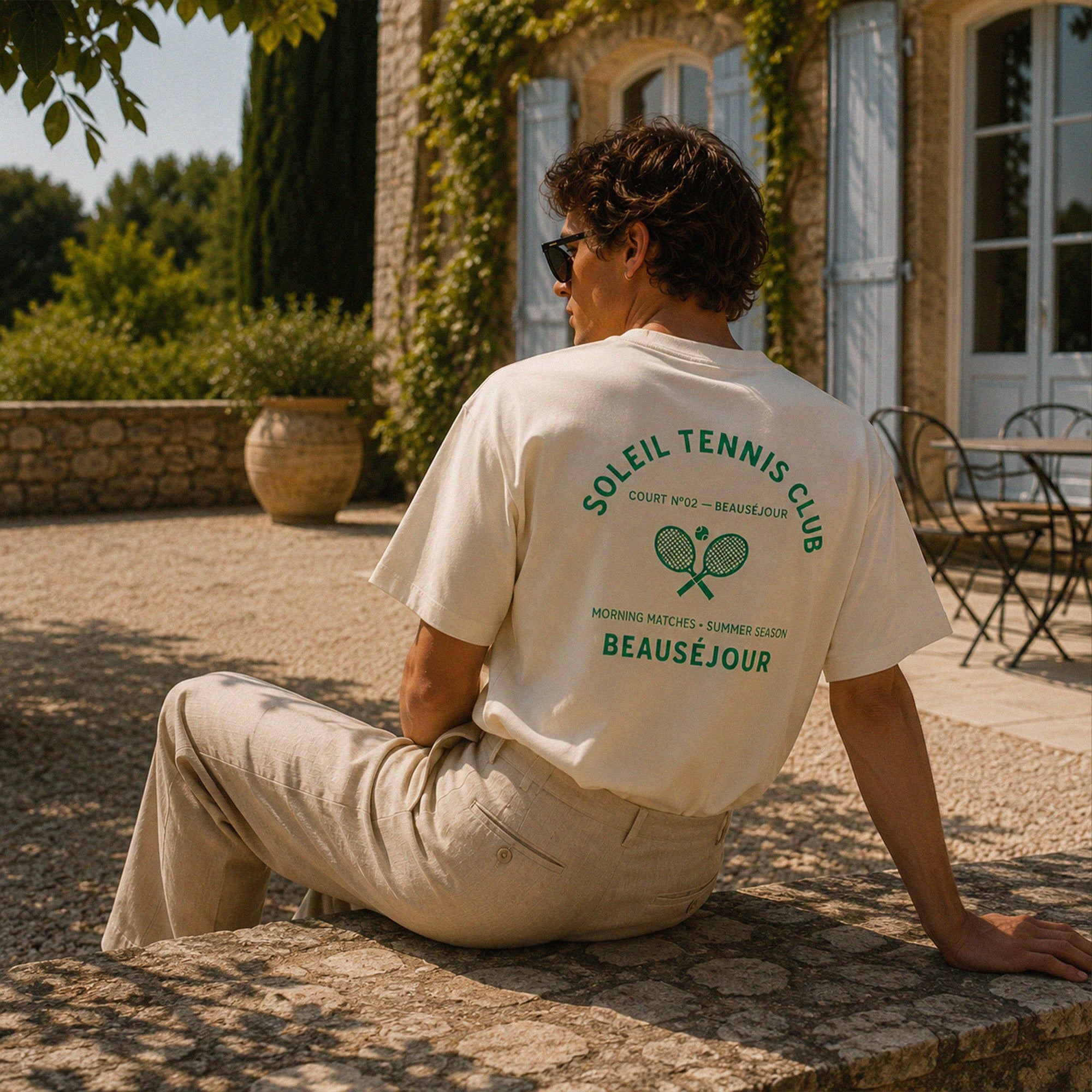 Vue arrière du t-shirt Tennis Club Beauséjour avec imprimé vert Soleil Tennis Club, style Riviera et vacances sportives.