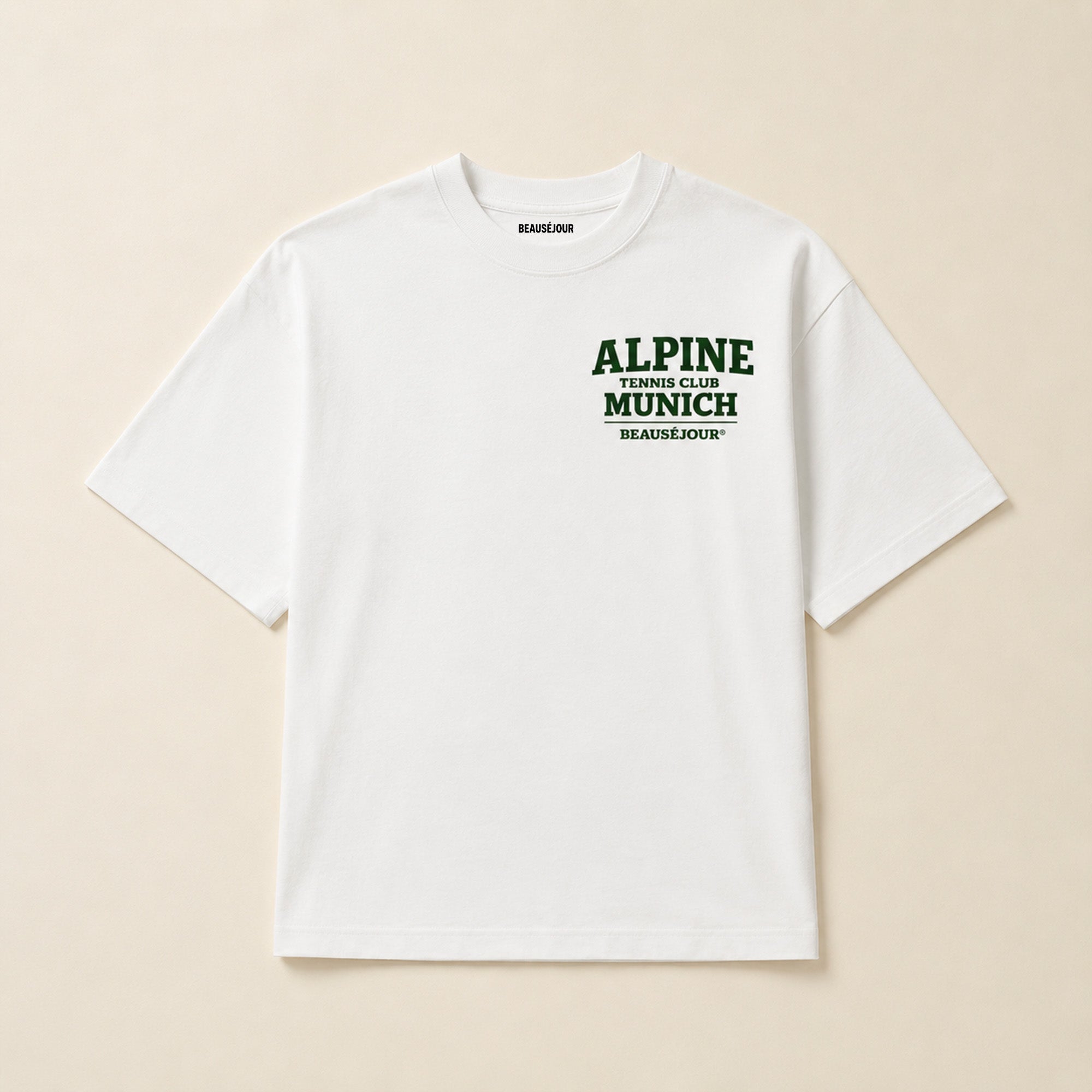 T-Shirt Boxy Alpine Tennis Club Munich Beauséjour® coloris blanc, 100% coton premium 200g/m², coupe boxy oversize, vue de face.