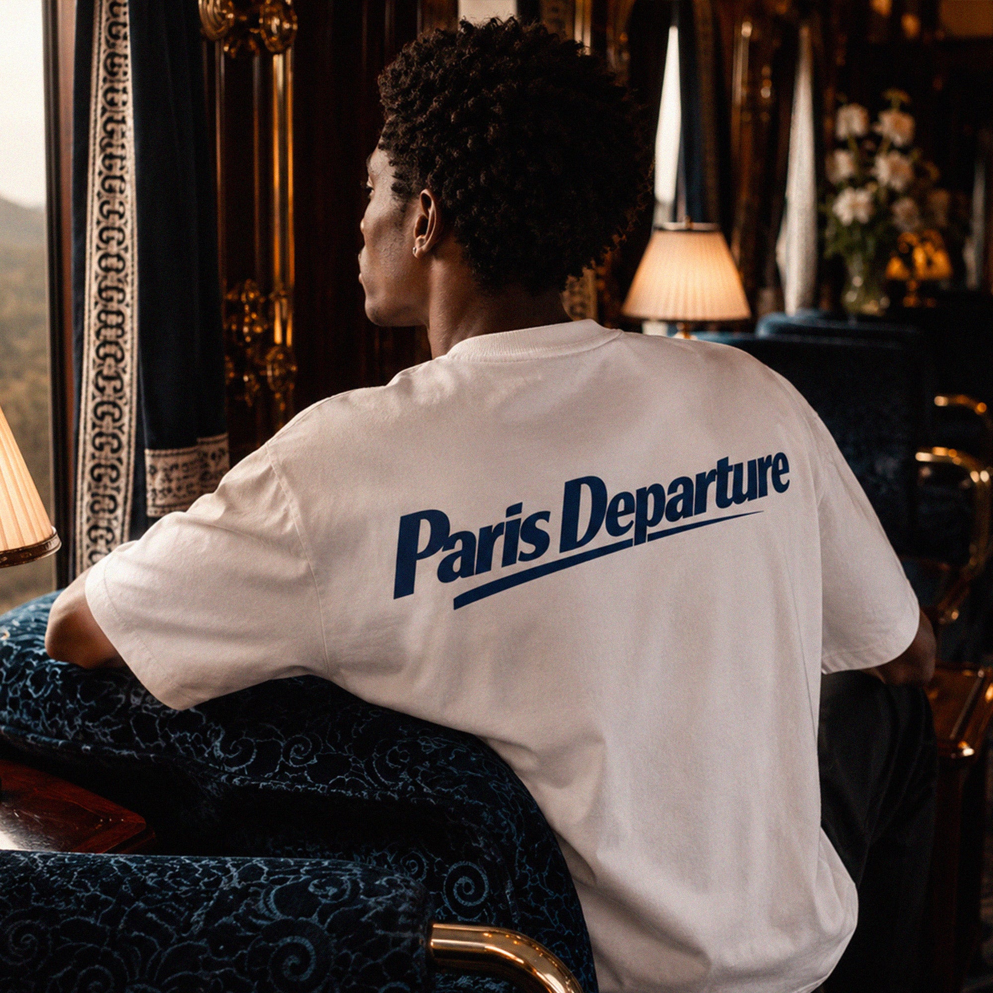 T-shirt boxy blanc Paris Departure Beauséjour Orient Express avec imprimé dos dans un wagon vintage