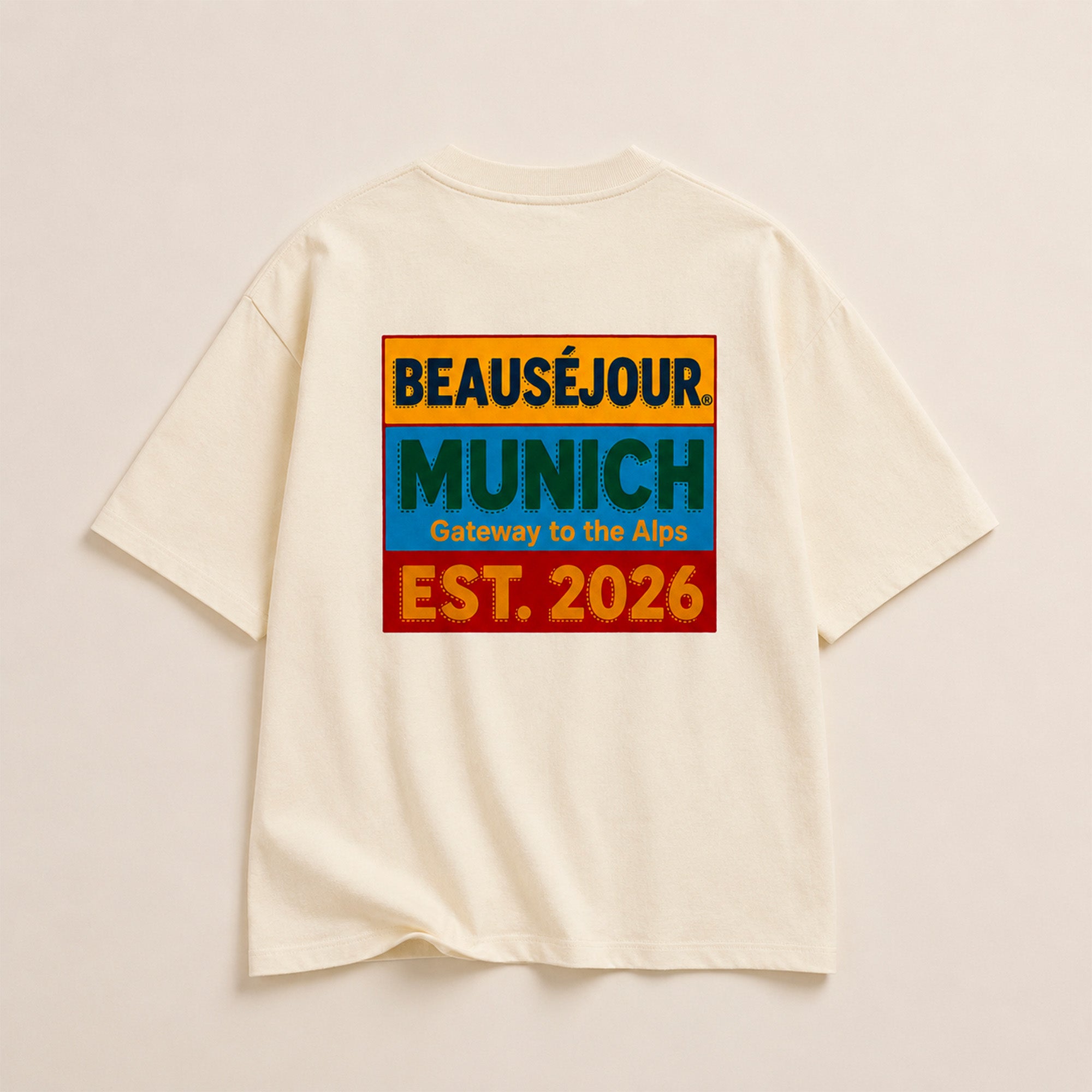 T-Shirt Boxy Gateway to the Alps Beauséjour® coloris crème, impression graphique dans le dos, vue de dos.