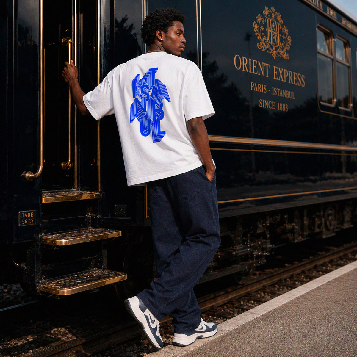 T-shirt boxy Istanbul Beauséjour Orient Express, coloris blanc, coton premium épais 200 g/m², marquage cœur bleu Istanbul et grand visuel graphique au dos inspiré du Bosphore, détail du visuel dos.