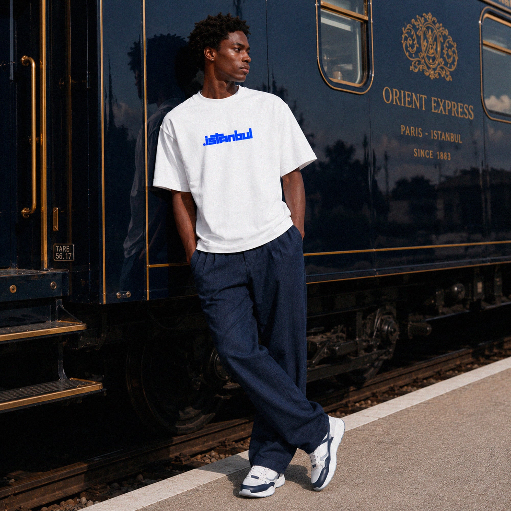T-shirt boxy Istanbul Beauséjour Orient Express, coloris blanc, coton premium épais 200 g/m², marquage cœur bleu Istanbul et grand visuel graphique au dos inspiré du Bosphore, détail du marquage cœur.