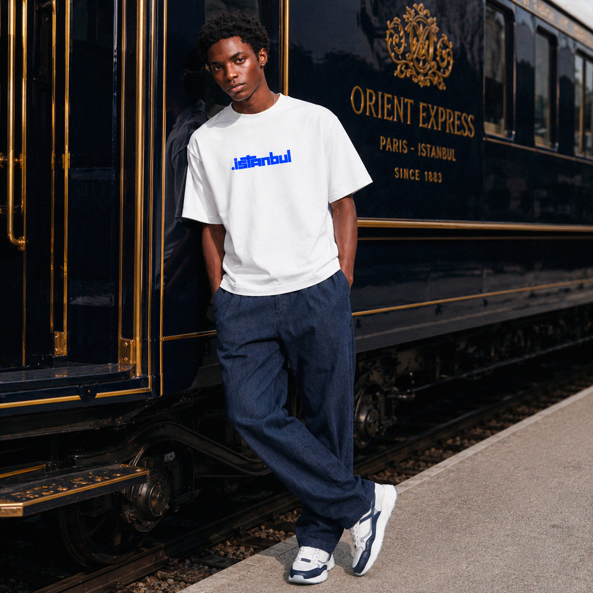 T-shirt boxy Istanbul Beauséjour Orient Express, coloris blanc, coton premium épais 200 g/m², marquage cœur bleu Istanbul et grand visuel graphique au dos inspiré du Bosphore, vue de face.