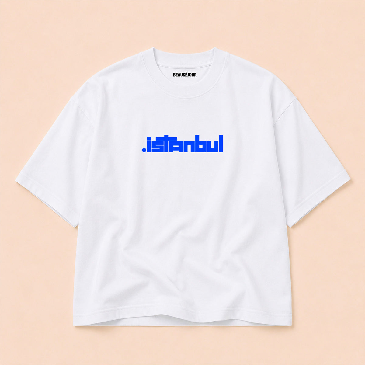 T-shirt boxy Istanbul Beauséjour Orient Express, coloris blanc, coton premium épais 200 g/m², marquage cœur bleu Istanbul et grand visuel graphique au dos inspiré du Bosphore, packshot vue de face.