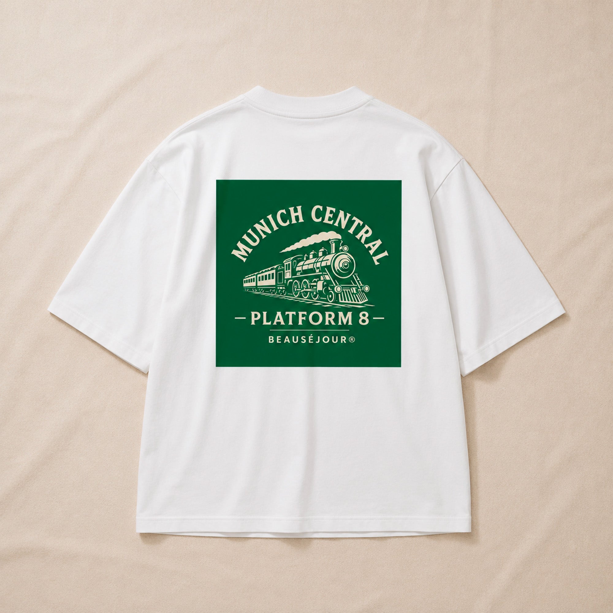T-Shirt Boxy Munich Central Beauséjour® coloris blanc, impression Munich Central Platform 8 dans le dos, vue de dos.