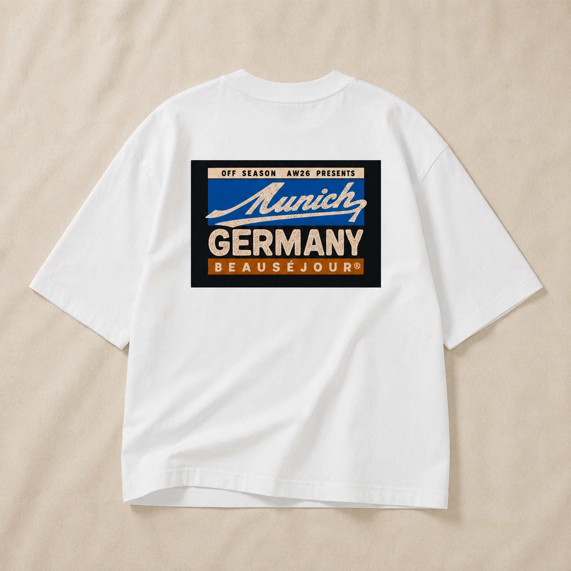 T-Shirt Boxy Off Season Munich Beauséjour® coloris blanc, impression graphique dans le dos, vue de dos.
