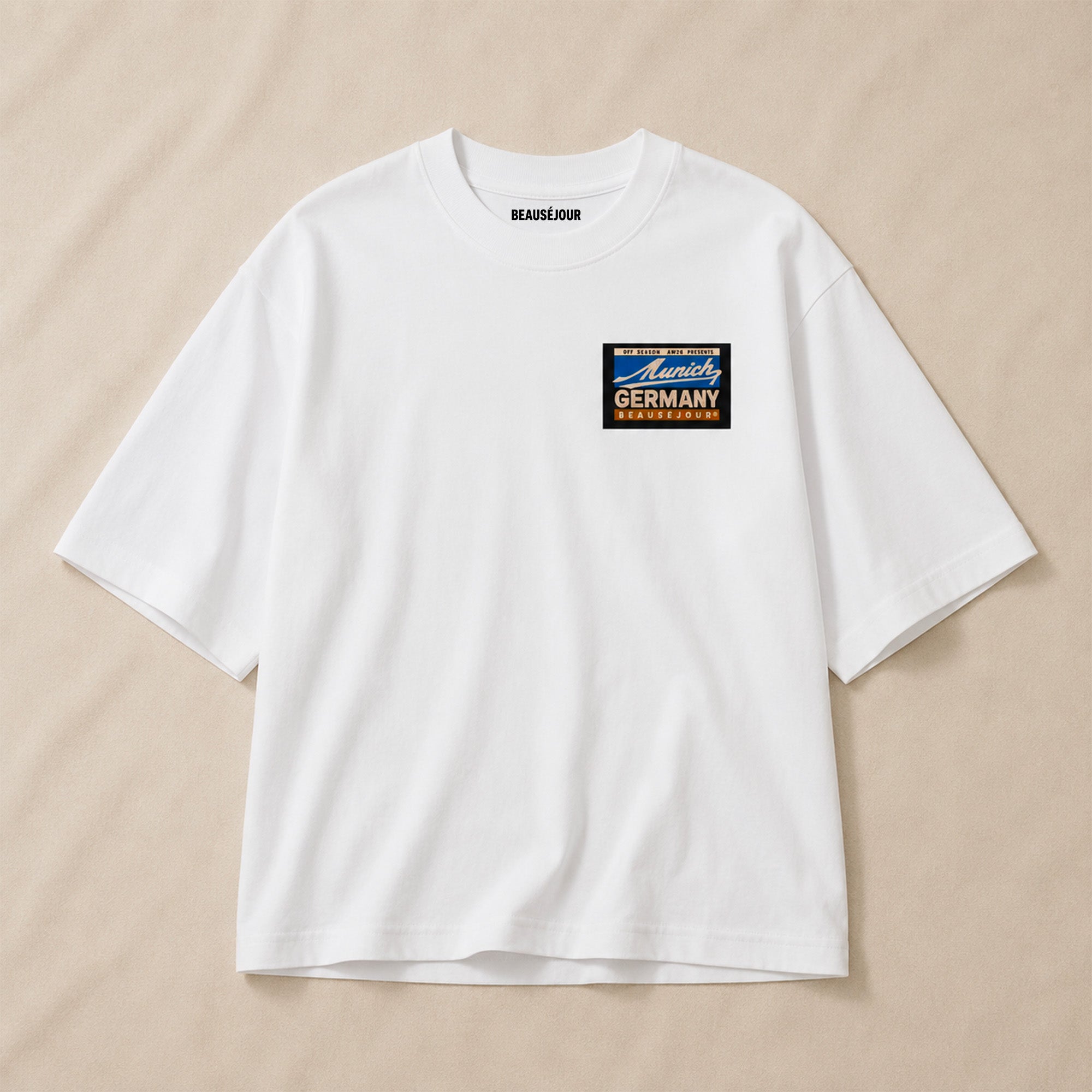 T-Shirt Boxy Off Season Munich Beauséjour® coloris blanc, 100% coton premium 200g/m², coupe boxy oversize, vue de face.