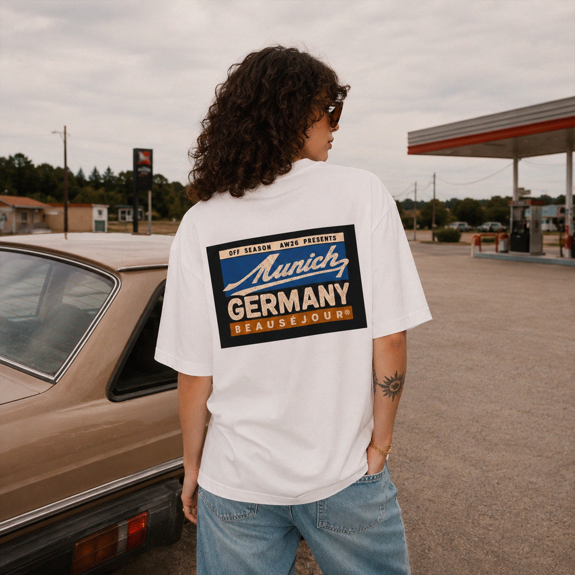 T-Shirt Boxy Off Season Munich Beauséjour® coloris blanc femme, impression graphique Off Season Munich dans le dos, vue de dos.