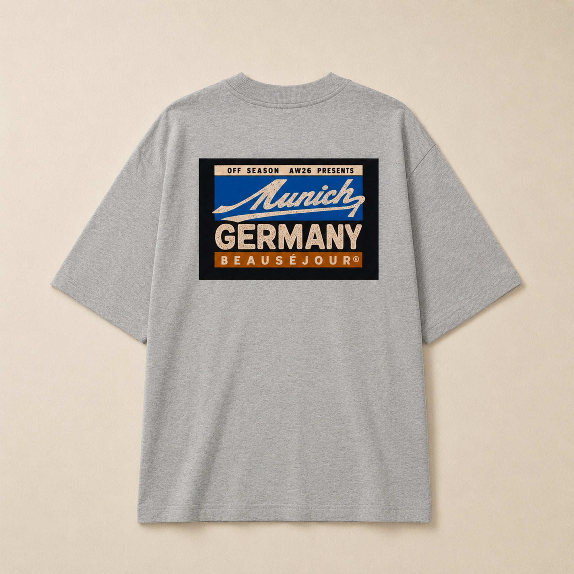 T-Shirt Boxy Off Season Munich Beauséjour® coloris gris, impression graphique dans le dos, vue de dos.