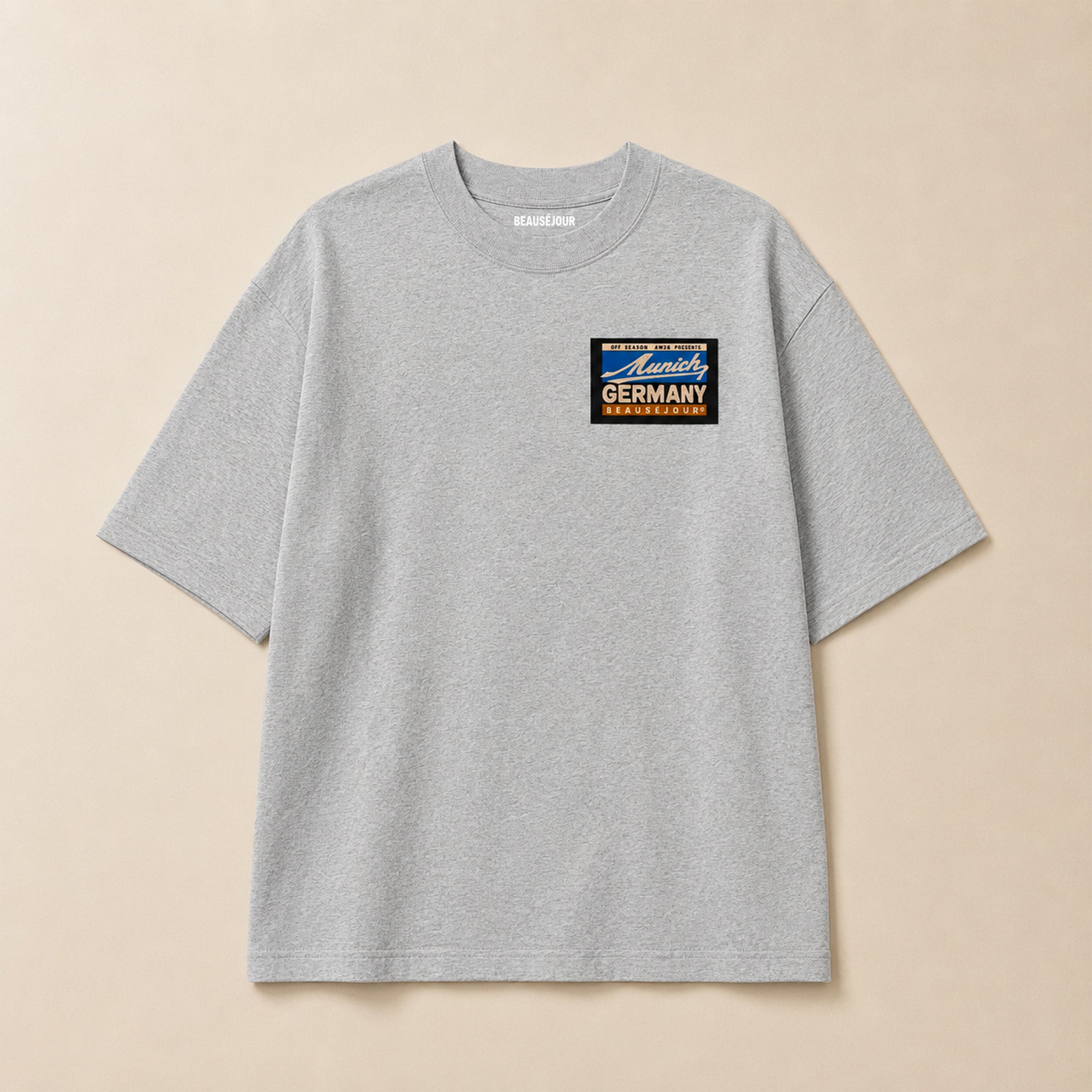 T-Shirt Boxy Off Season Munich Beauséjour® coloris gris, 100% coton premium 200g/m², coupe boxy oversize, vue de face.