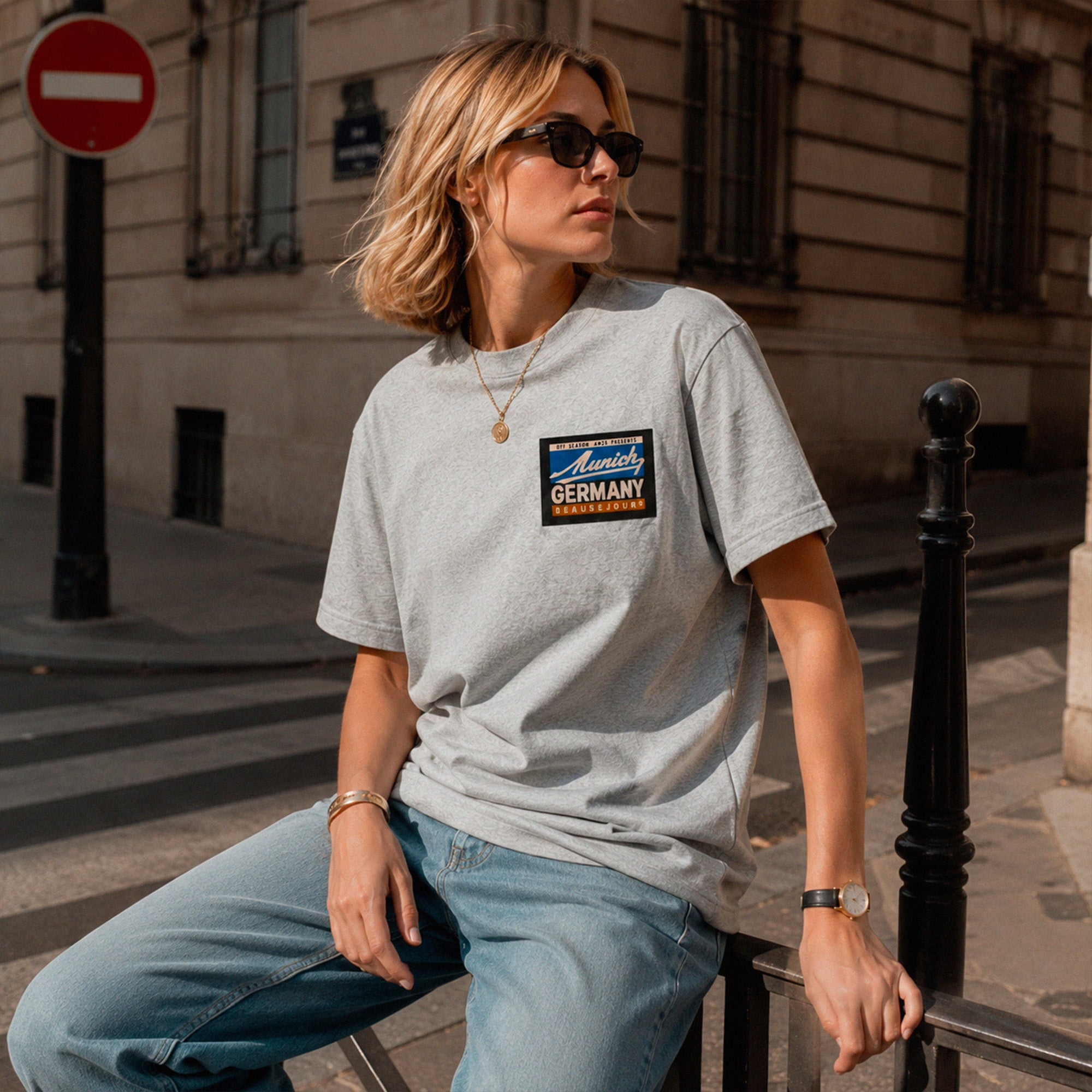 T-Shirt Boxy Off Season Munich Beauséjour® coloris gris femme, détail de l'impression graphique dans le dos.