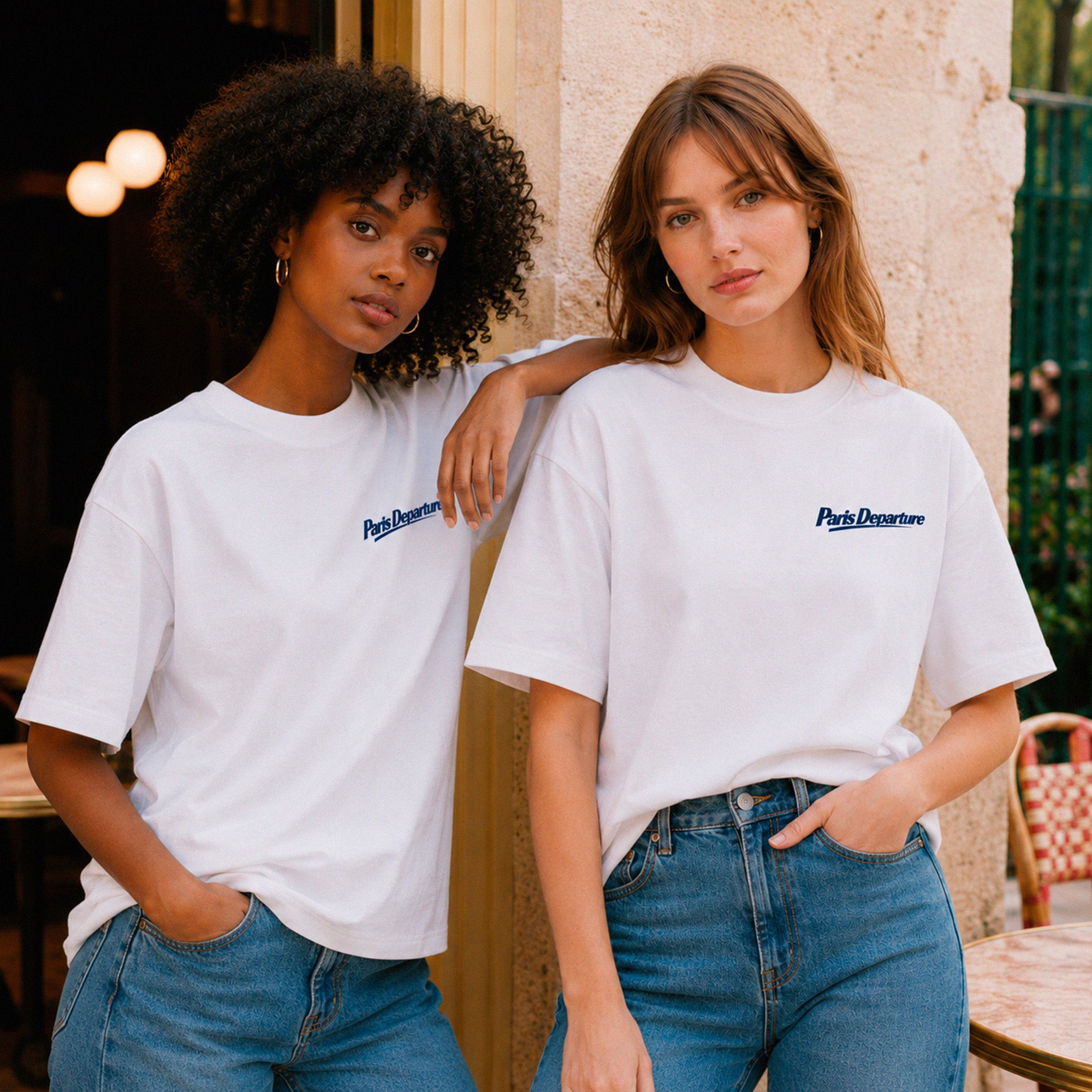 T-shirt boxy Paris Departure Beauséjour Orient Express, coloris blanc, jersey 200 g/m² 100% coton biologique, imprimé Paris Departure côté cœur et logo dos façon billet de train, détail de l'imprimé cœur.