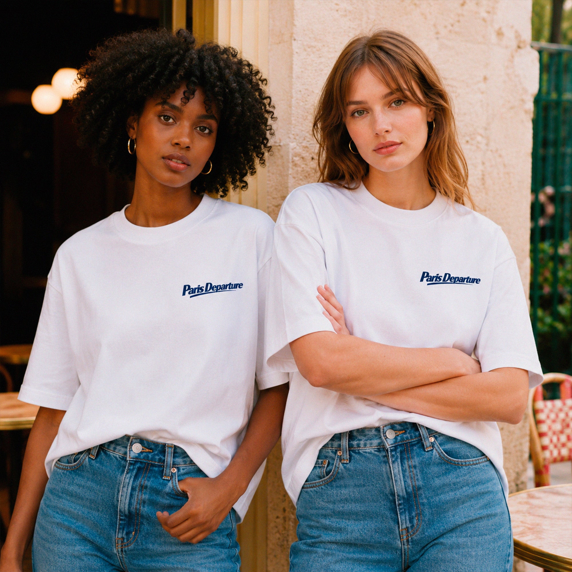 T-shirt boxy Paris Departure Beauséjour Orient Express, coloris blanc, jersey 200 g/m² 100% coton biologique, imprimé Paris Departure côté cœur et logo dos façon billet de train, look complet.