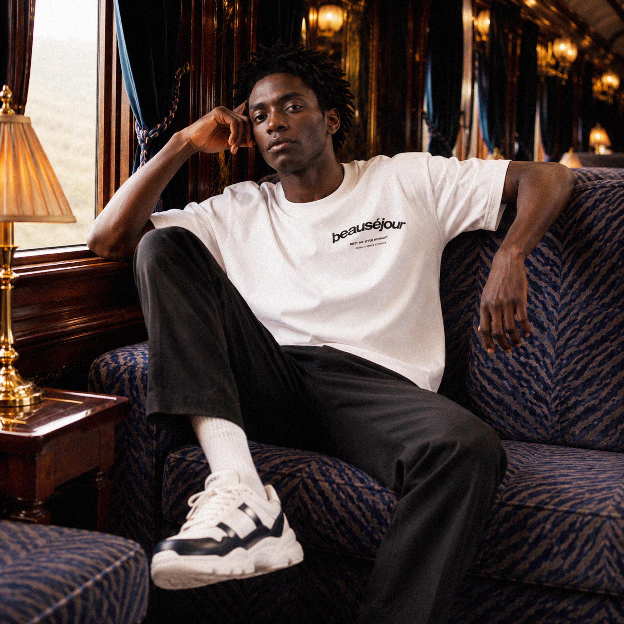 T-shirt boxy Room 27 Venice Beauséjour Orient Express, coloris blanc, jersey premium 200 g/m² en coton biologique, imprimé cœur et dos "Room 27 Venice — Meet Me After Midnight", détail de l'imprimé.