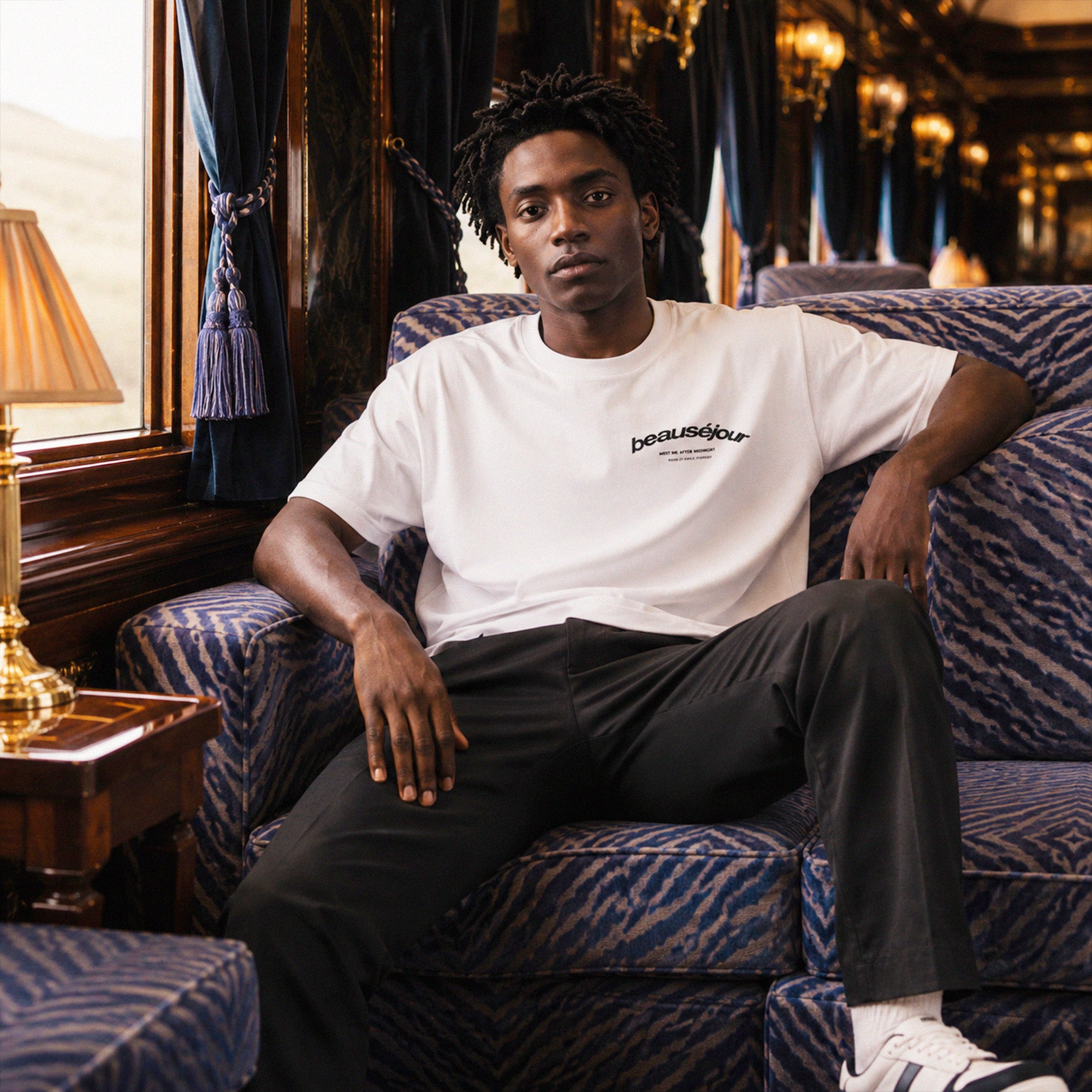 T-shirt boxy Room 27 Venice Beauséjour Orient Express, coloris blanc, jersey premium 200 g/m² en coton biologique, imprimé cœur et dos "Room 27 Venice — Meet Me After Midnight", vue de dos.