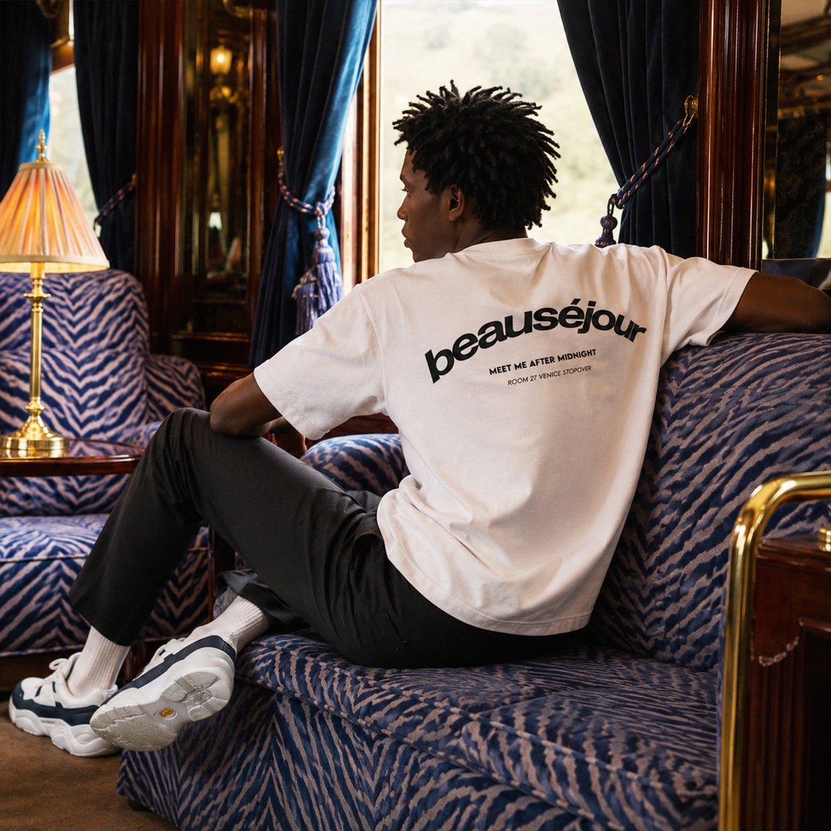 T-shirt boxy Room 27 Venice Beauséjour Orient Express, coloris blanc, jersey premium 200 g/m² en coton biologique, imprimé cœur et dos "Room 27 Venice — Meet Me After Midnight", vue de face.