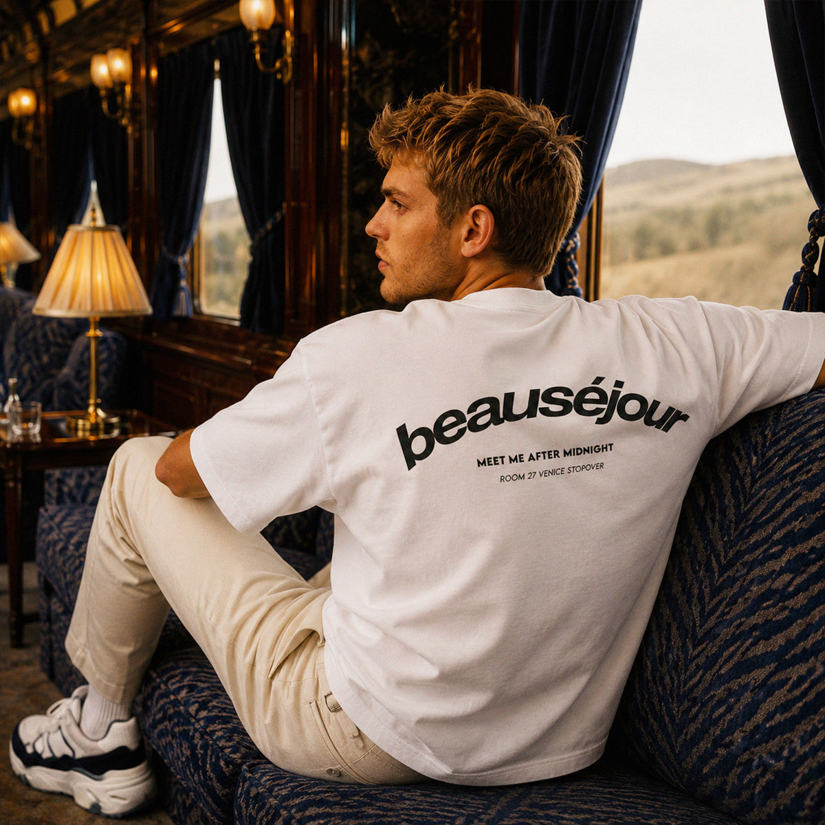 T-shirt boxy Room 27 Venice Beauséjour Orient Express, coloris blanc, jersey premium 200 g/m² en coton biologique, imprimé cœur et dos "Room 27 Venice — Meet Me After Midnight", look complet.