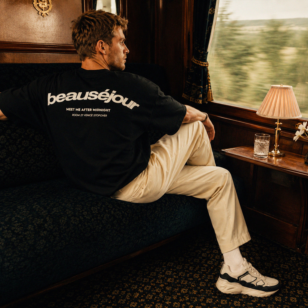 T-shirt boxy Room 27 Venice Beauséjour Orient Express, coloris noir, jersey premium 200 g/m² en coton biologique, imprimé cœur et dos "Room 27 Venice — Meet Me After Midnight", vue de dos.