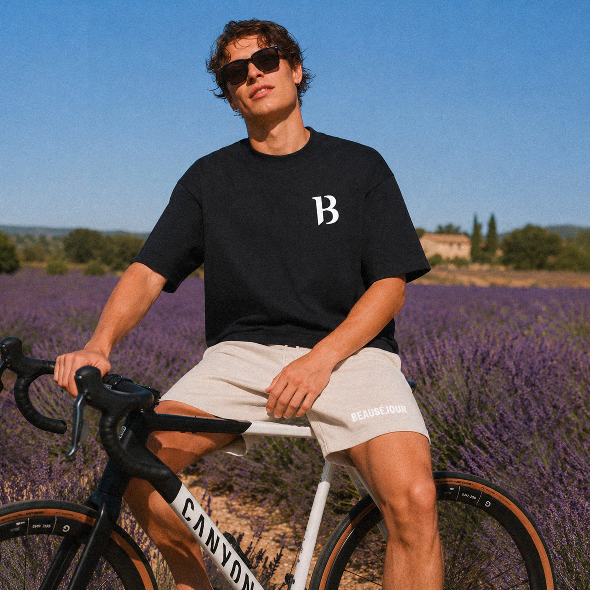 T-shirt boxy Signature B Beauséjour, coloris noir, jersey grosse maille 100% coton biologique Ring Spun Carded, logo B Beauséjour poitrine, coupe boxy contemporaine, vue de face.