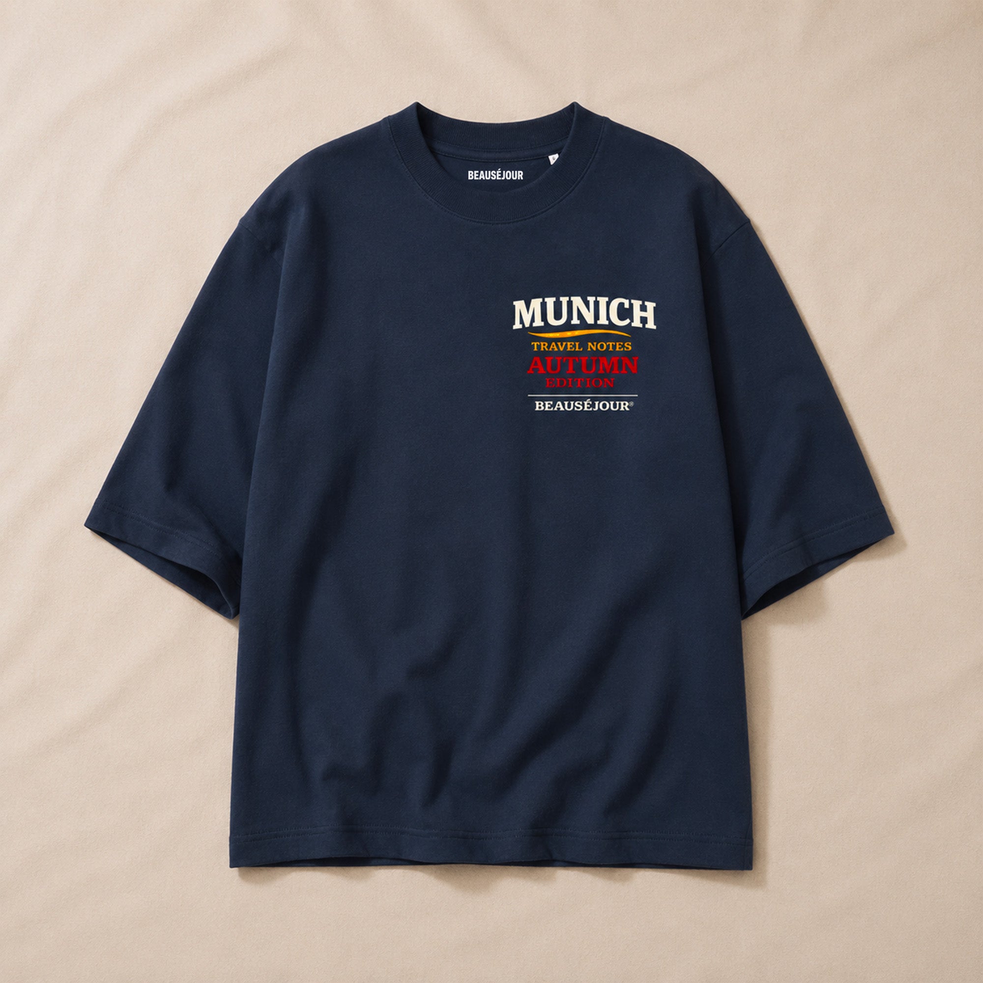 T-Shirt Boxy Travel Notes Munich Beauséjour® coloris bleu marine, 100% coton premium 200g/m², coupe boxy oversize, vue de face.