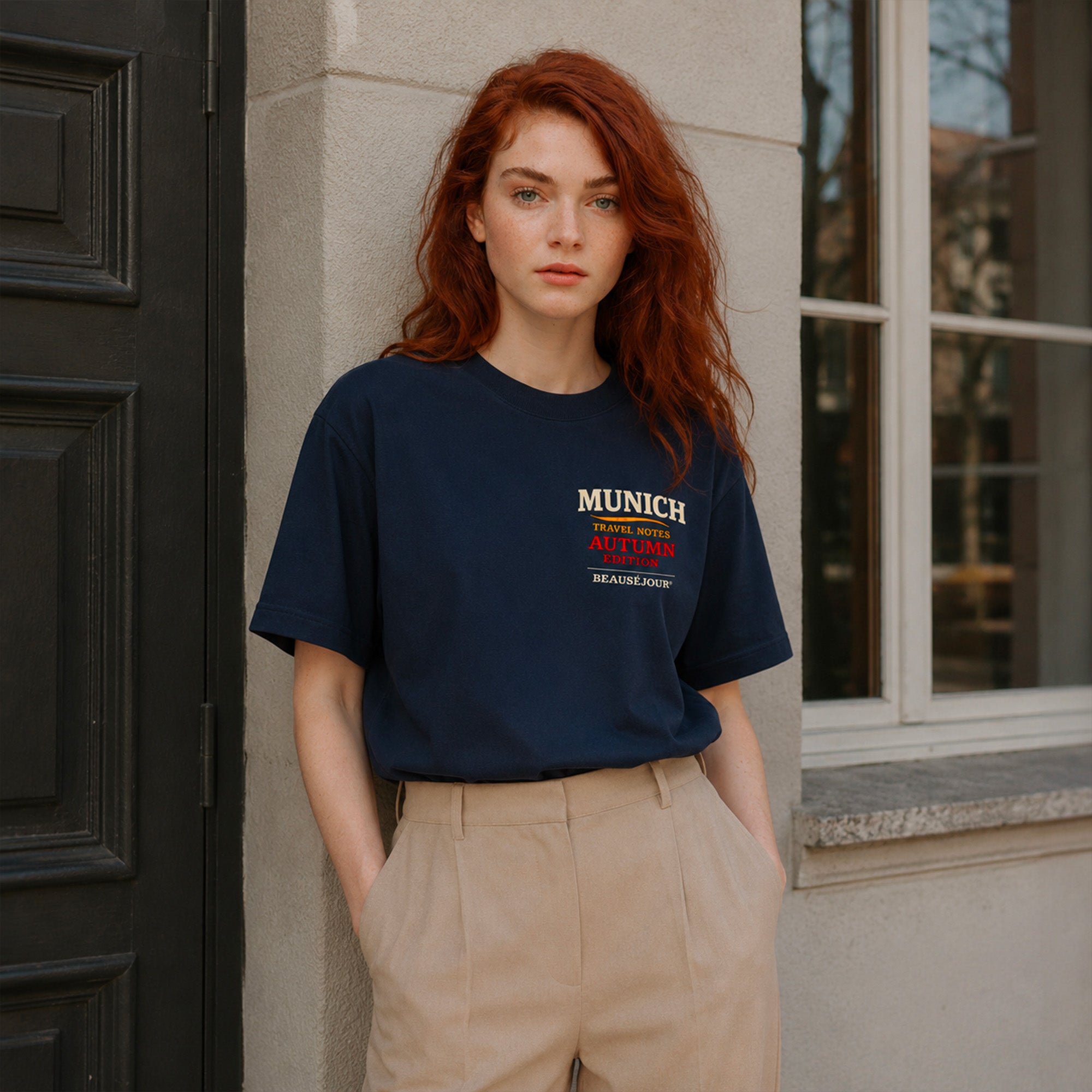 T-Shirt Boxy Travel Notes Munich Beauséjour® coloris bleu marine femme, look complet, impression Travel Notes Autumn Edition.