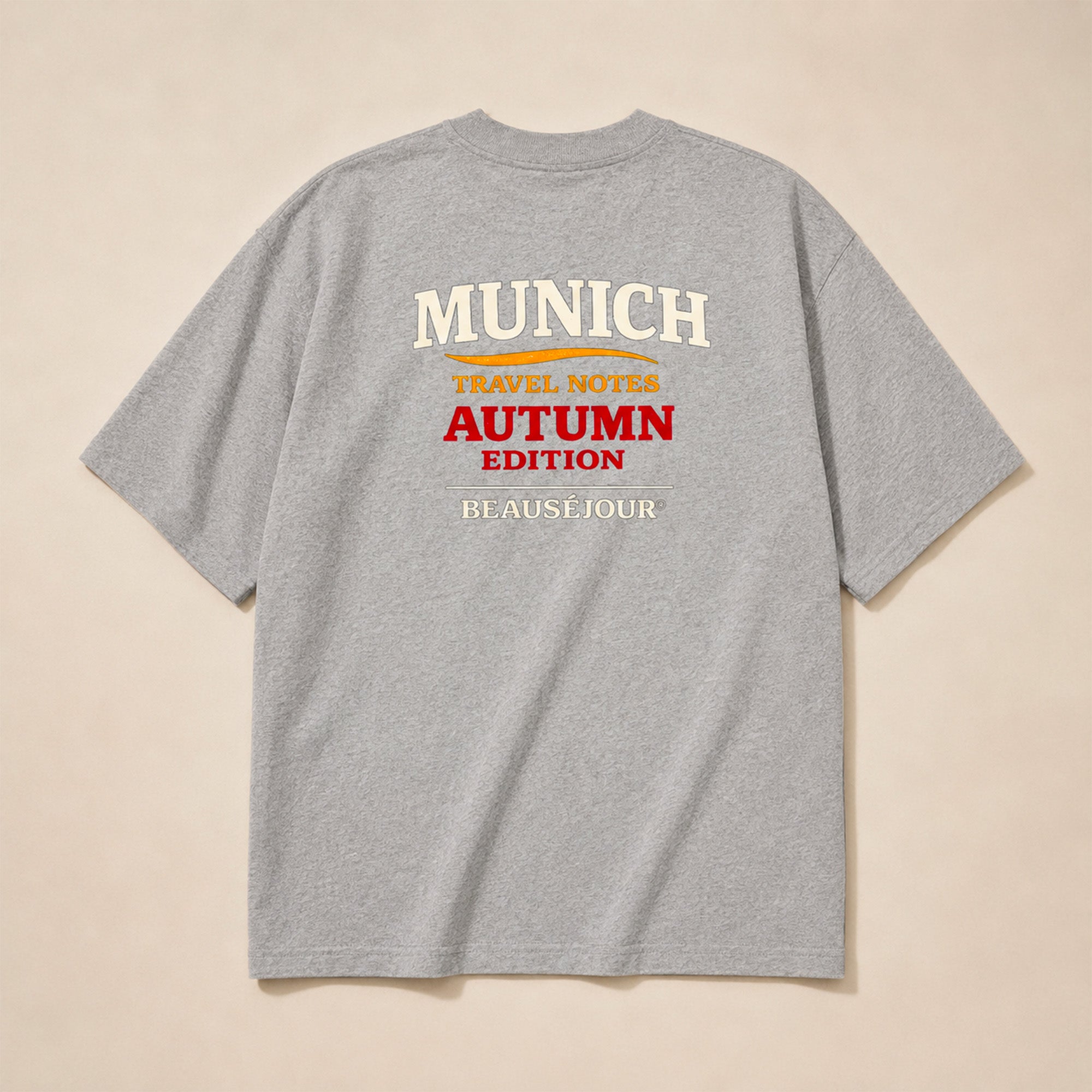 T-Shirt Boxy Travel Notes Munich Beauséjour® coloris gris, impression Travel Notes dans le dos, vue de dos.