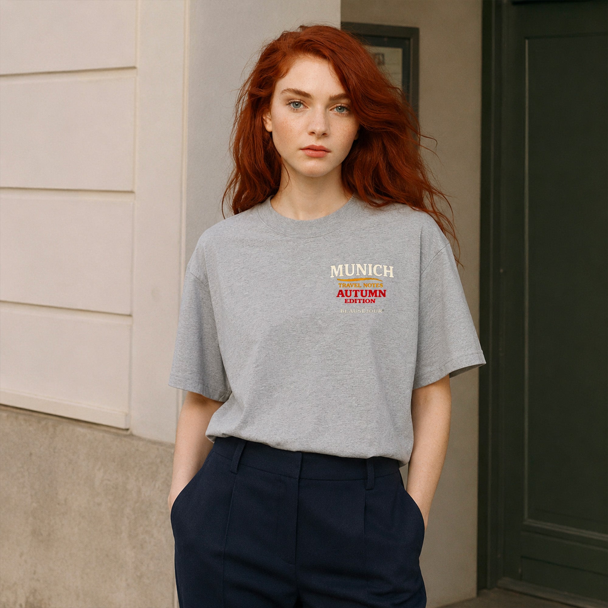 T-Shirt Boxy Travel Notes Munich Beauséjour® coloris gris femme, coupe boxy oversize, vue de face.