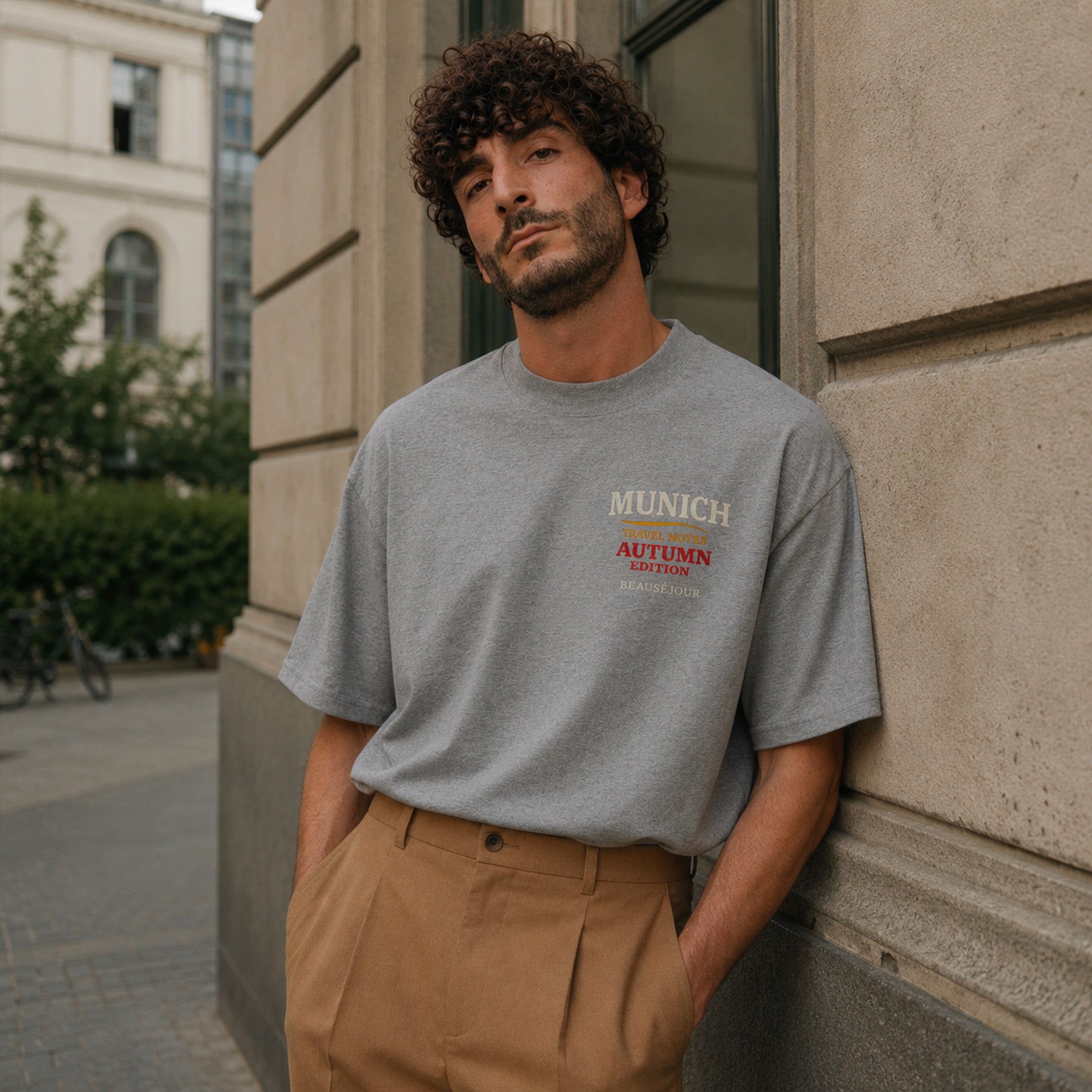 T-Shirt Boxy Travel Notes Munich Beauséjour® coloris gris homme, impression Travel Notes Autumn Edition dans le dos, vue de dos.
