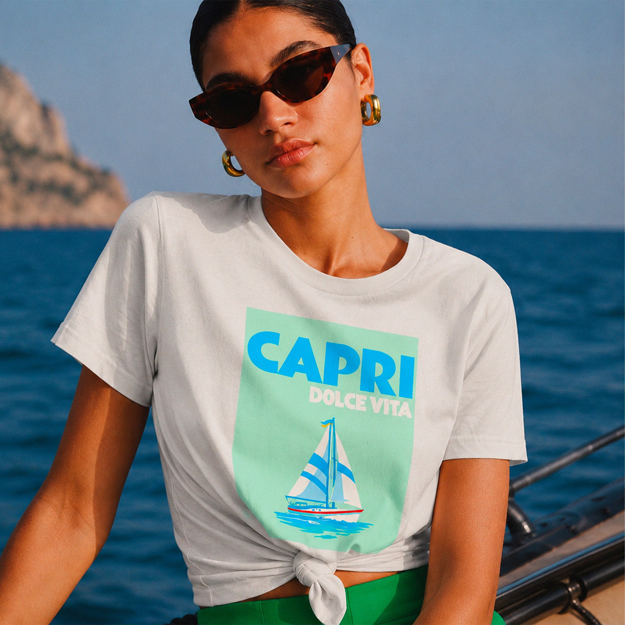 Femme portant un tshirt Capri Dolce Vita sur un bateau en mer