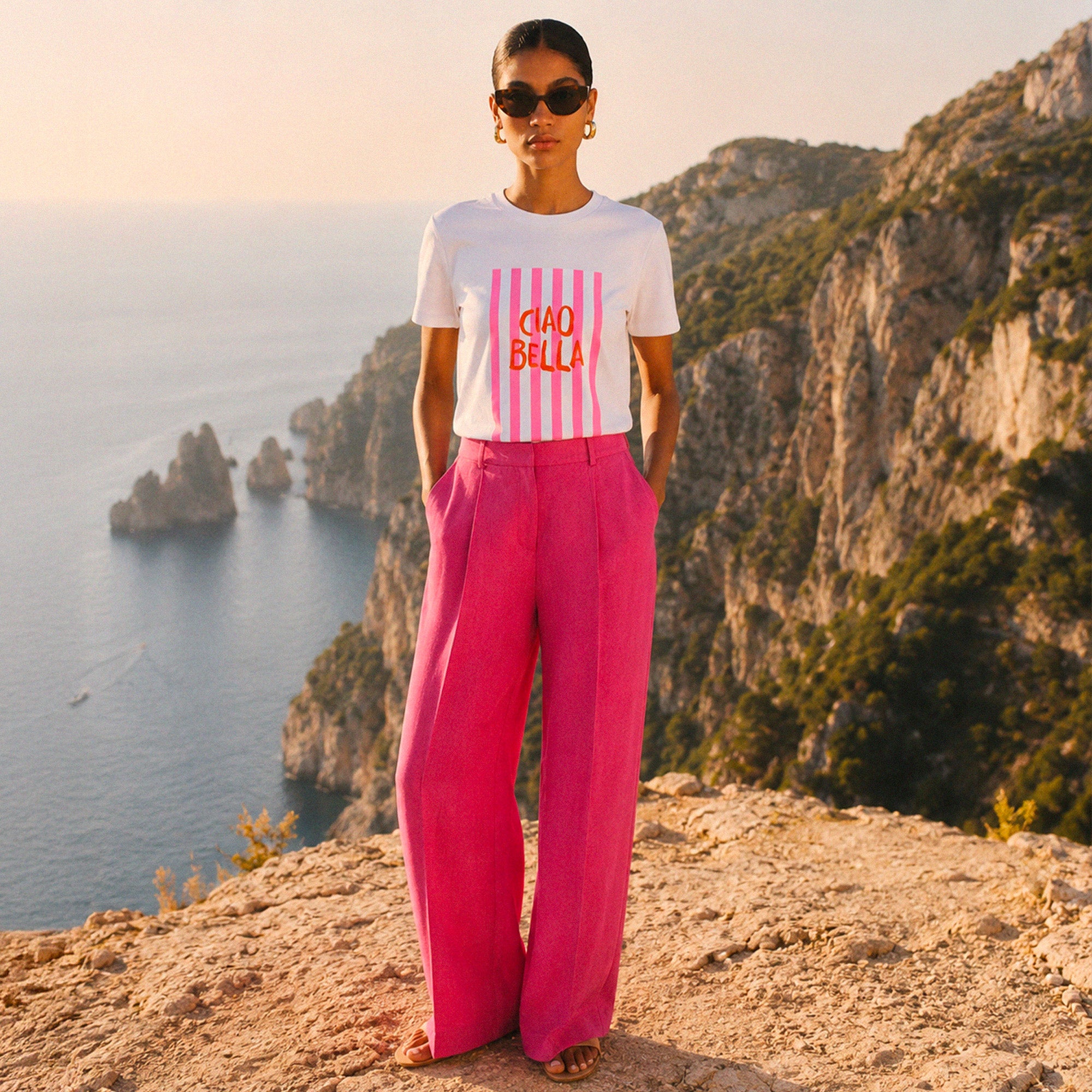 Look estival femme avec tshirt Ciao Bella blanc et pantalon rose sur la cote amalfitaine