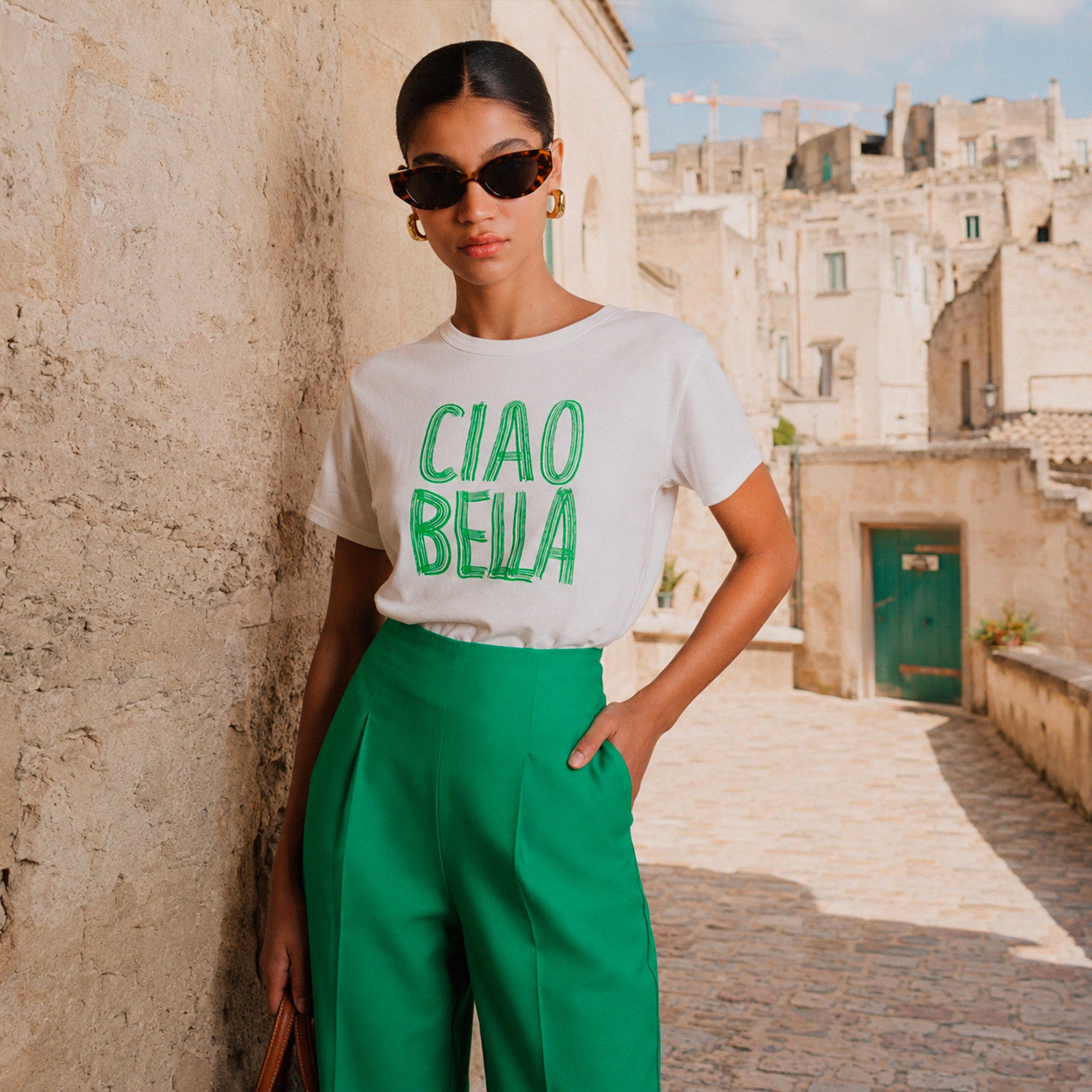 Femme portant un tshirt Ciao Bella blanc avec lettrage vert