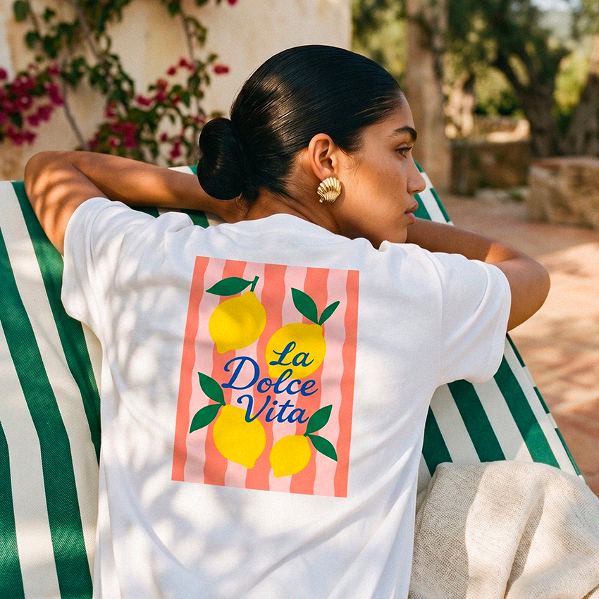 Détail de l'imprimé « La Dolce Vita » sur le t-shirt blanc citron Beauséjour, illustration inspirée de la côte amalfitaine, coton biologique 180g.