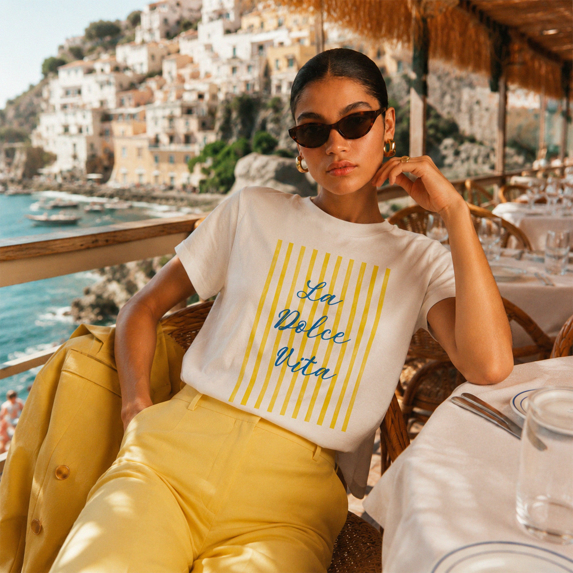 Tshirt blanc femme avec inscription La Dolce Vita jaune et bleue