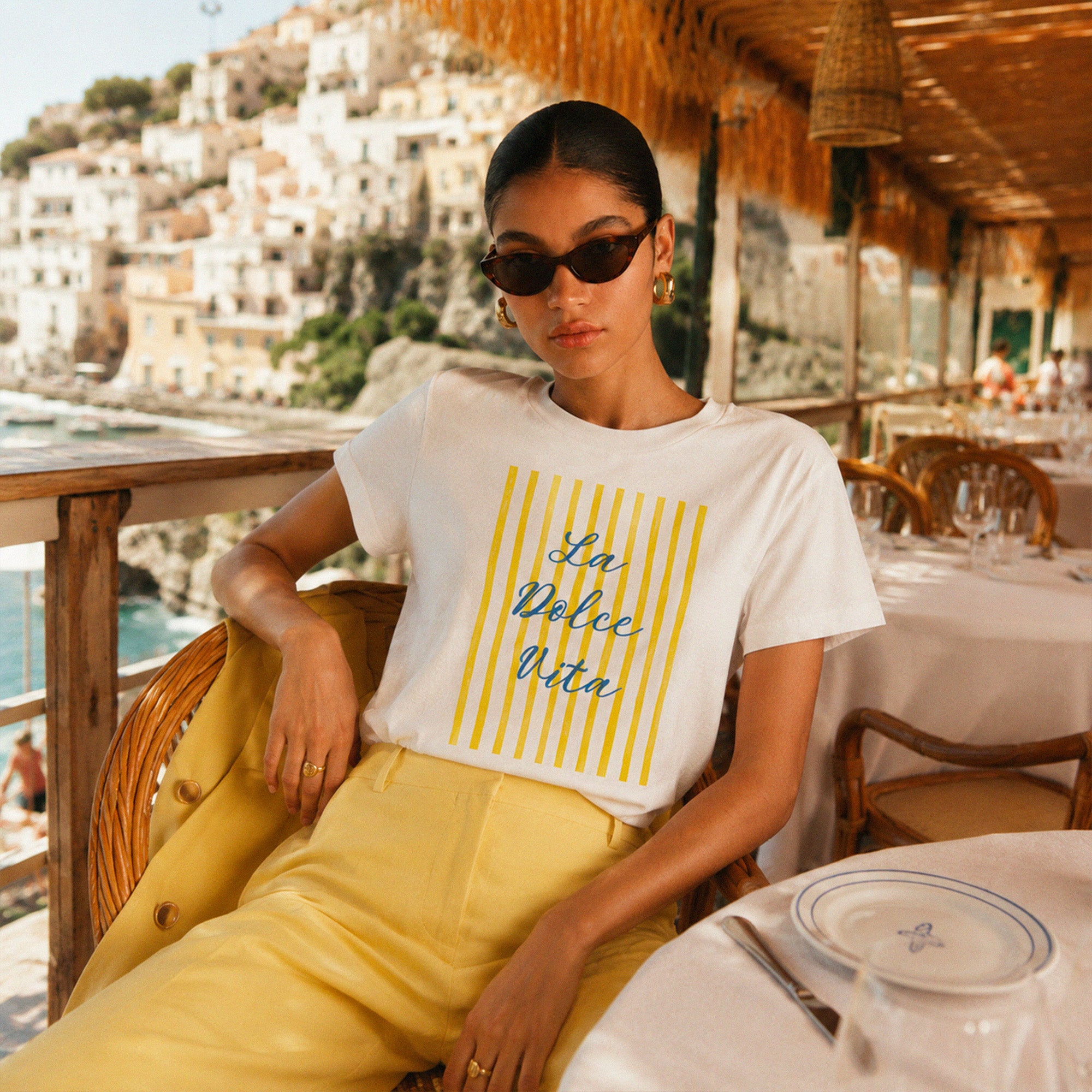 Femme portant un tshirt La Dolce Vita dans un restaurant en Italie