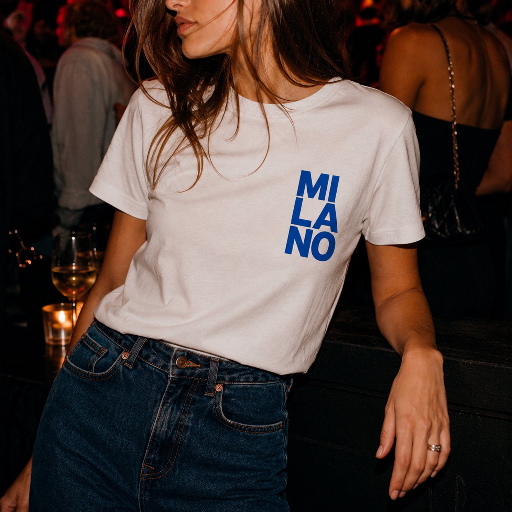 Femme portant un t shirt blanc Milano dans une soiree
