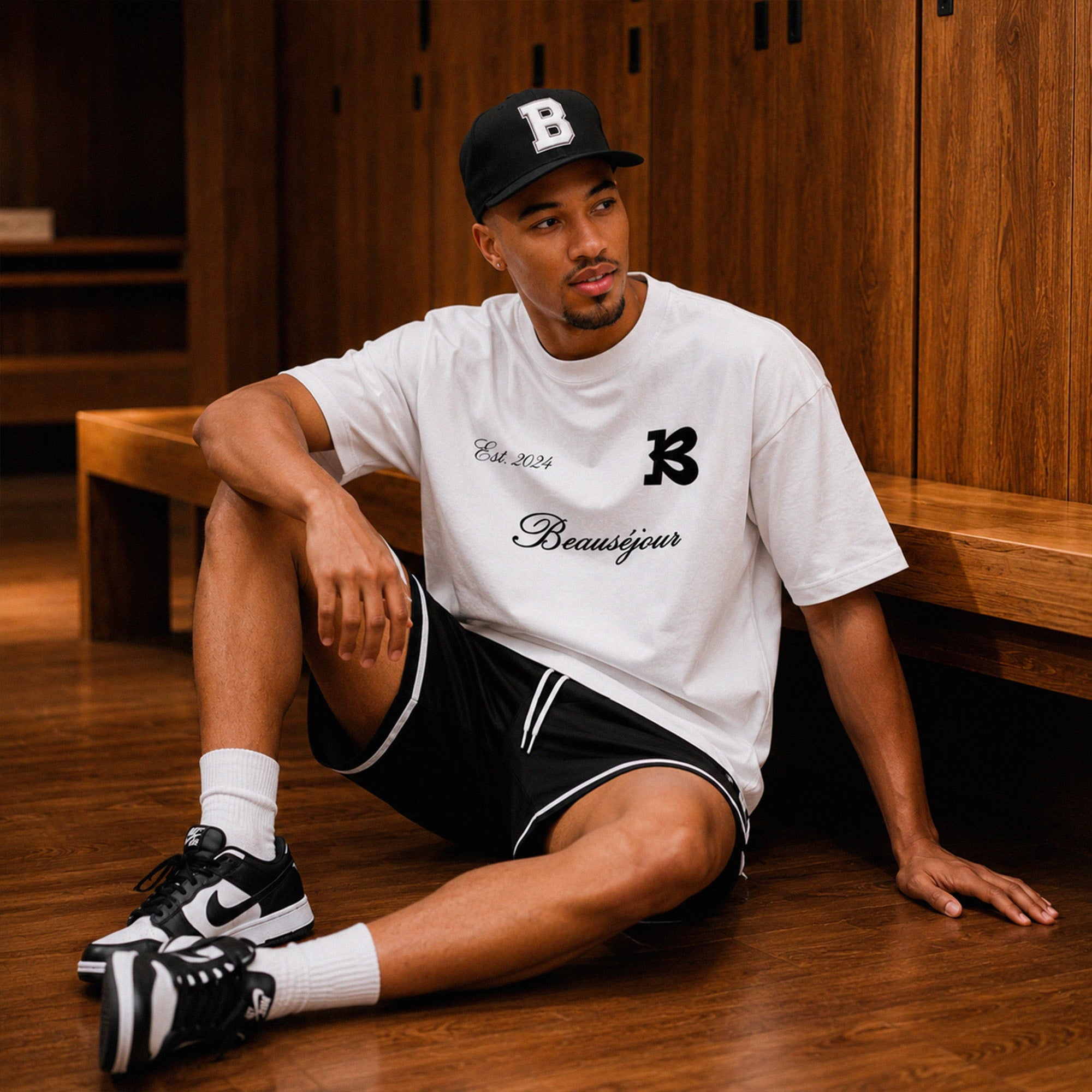 T-shirt oversize Est. 2024 Beauséjour® coloris blanc, monogramme B et signature Beauséjour floqués en poitrine, vue de face.
