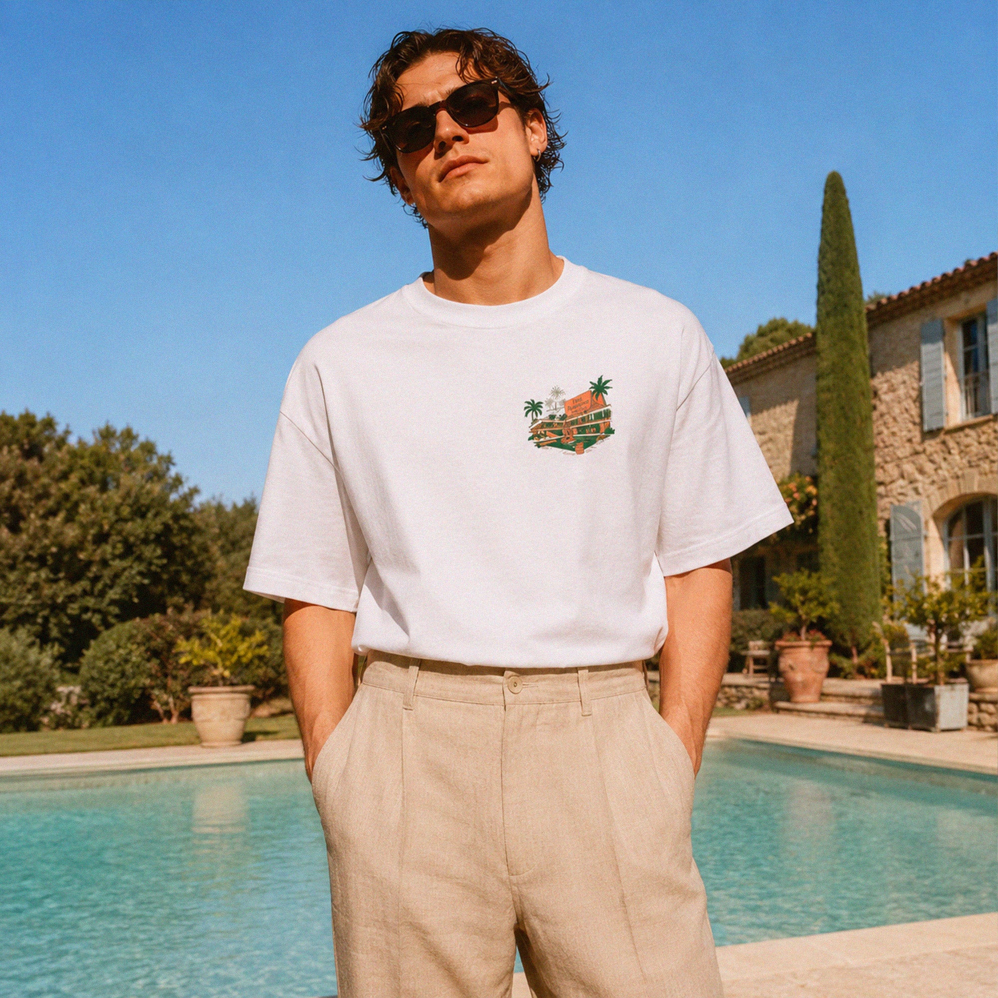 T-shirt blanc Beauséjour avec petit imprimé poitrine Hôtel Côte d’Azur, style Riviera et vacances d’été.