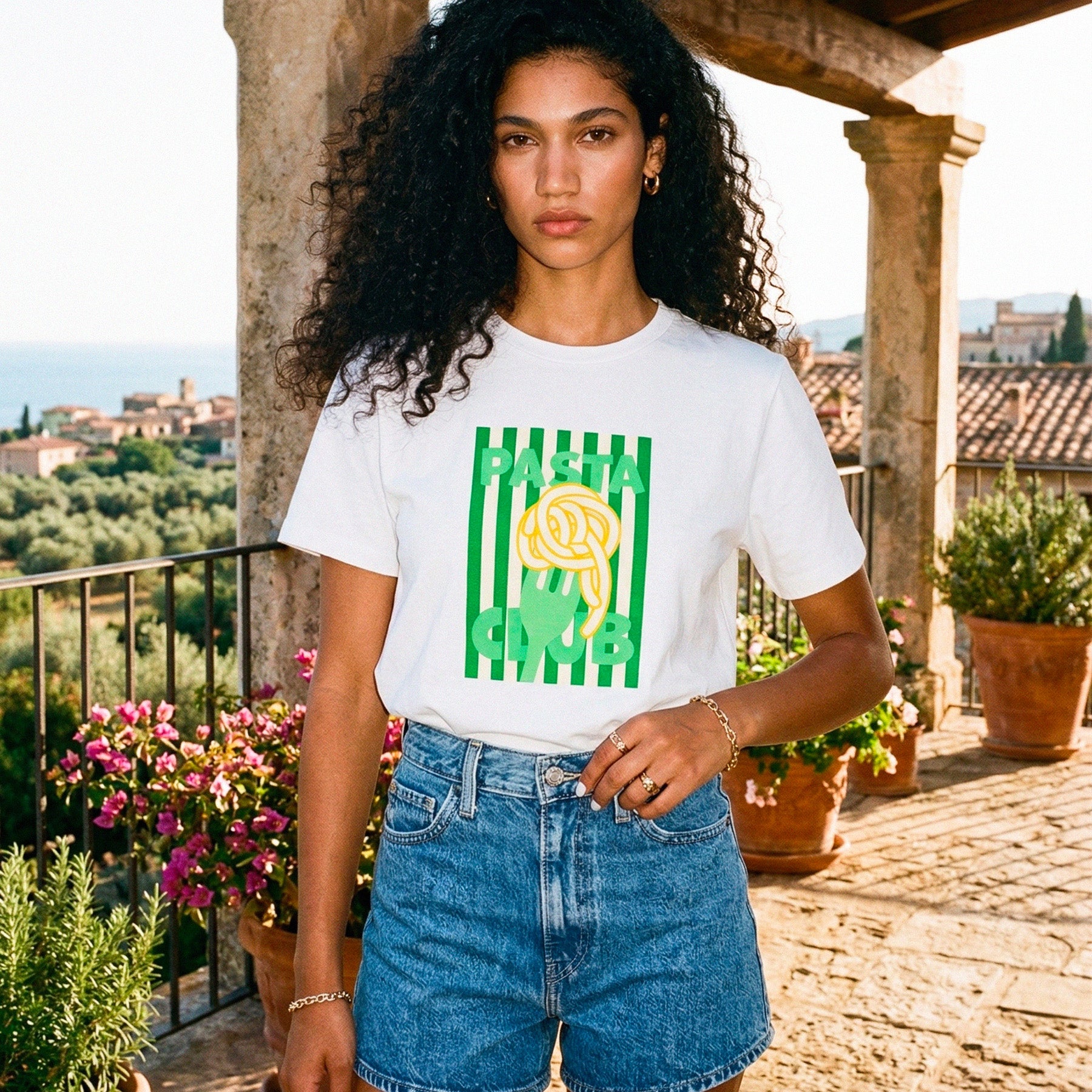 Femme en italie portant un tshirt Pasta Club Beausejour