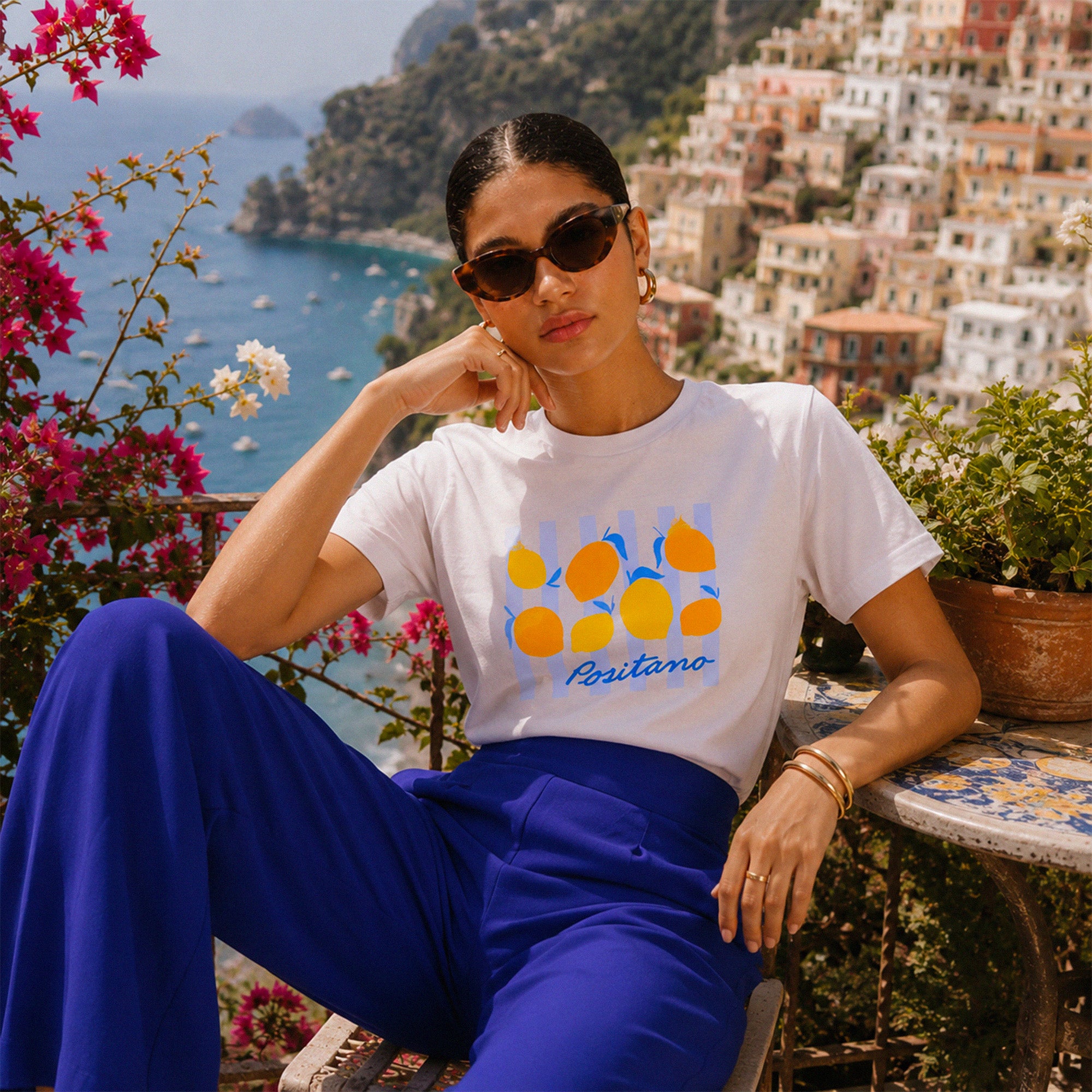 Femme portant un tshirt Positano blanc sur la cote amalfitaine