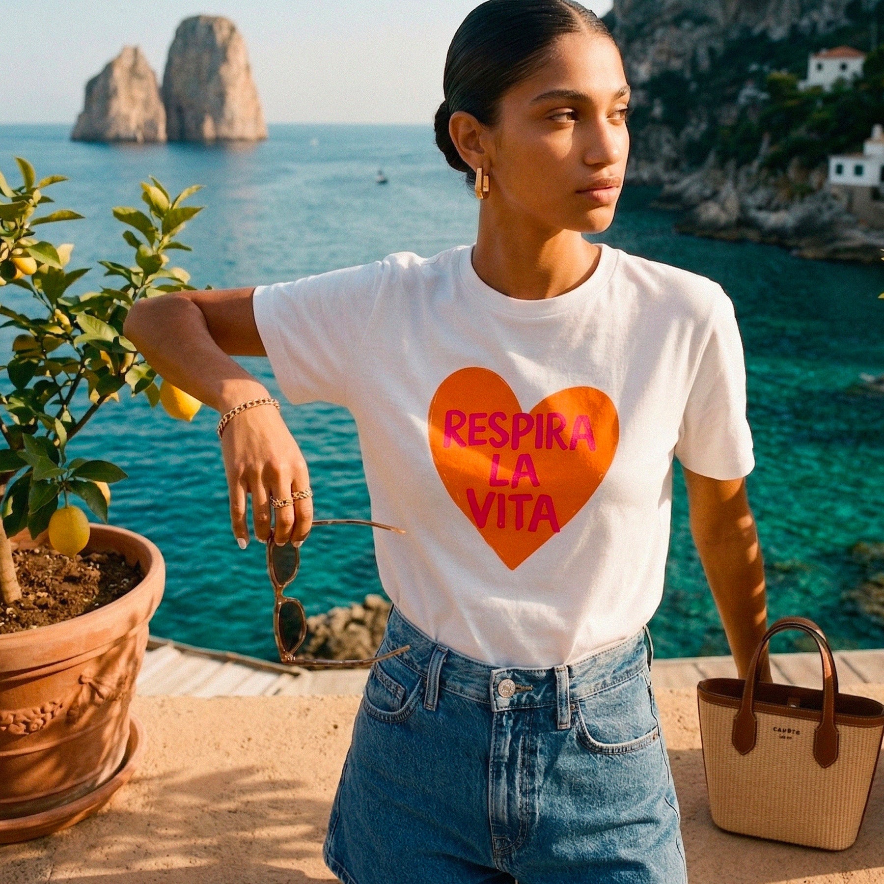 Femme portant un tshirt Respira La Vita devant une facade italienne