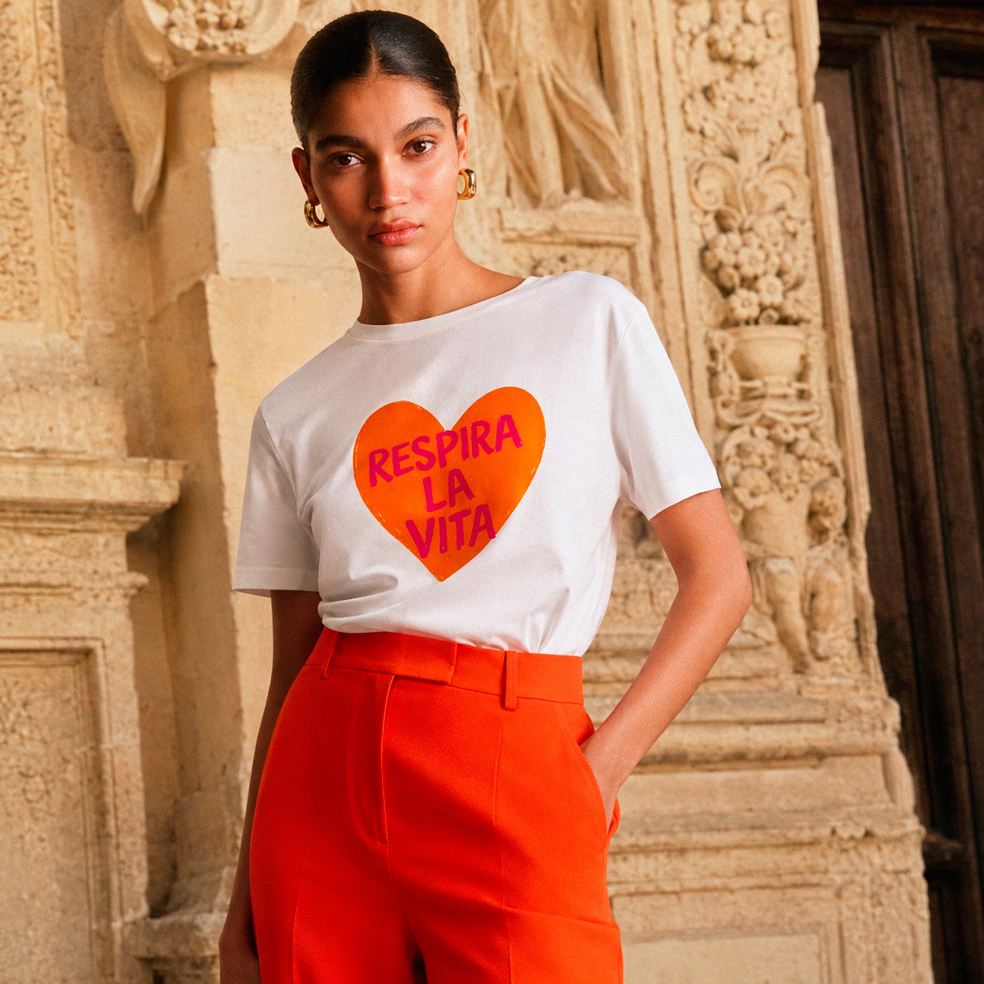 Femme portant un tshirt Respira La Vita blanc et orange