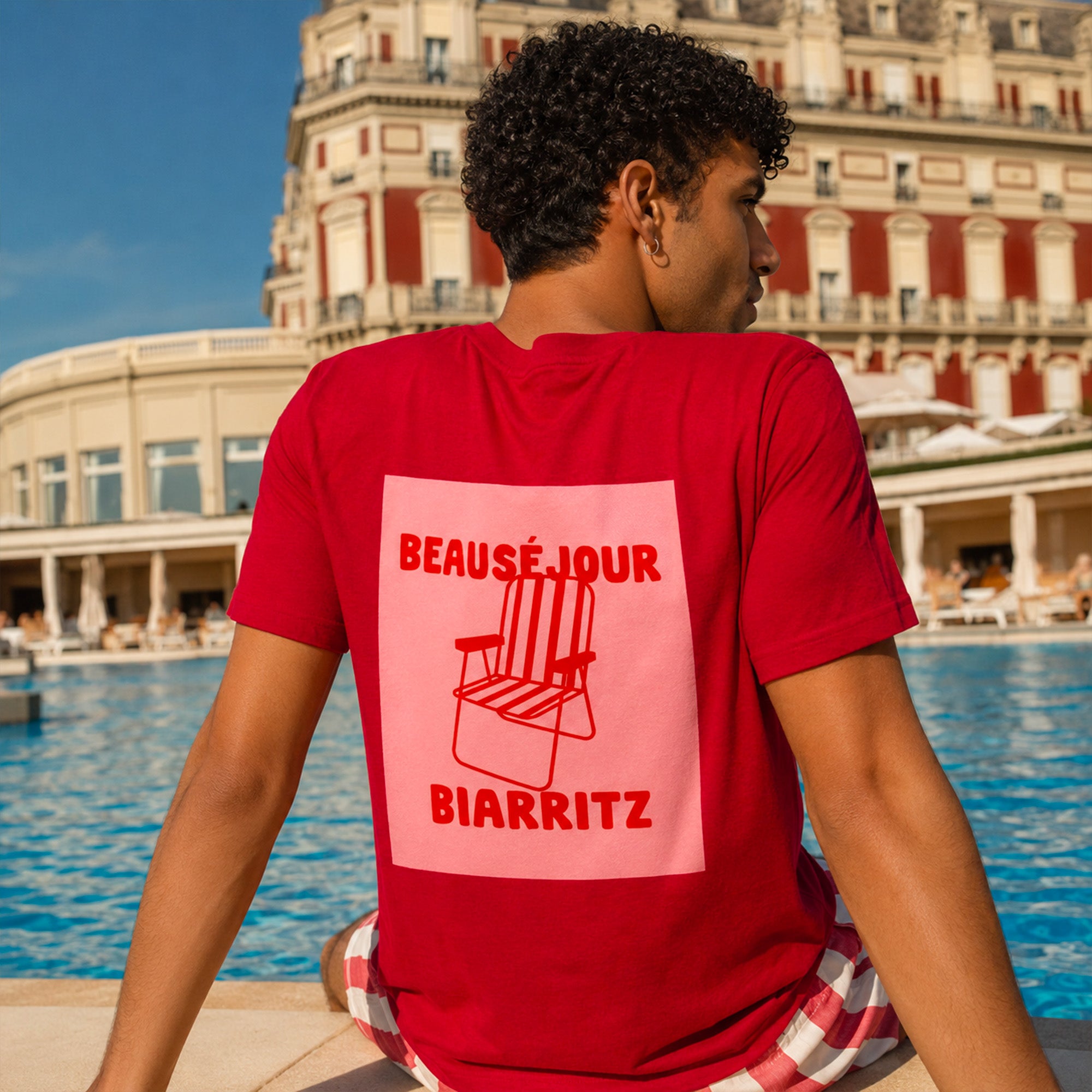 tshirt rouge beausejour biarritz homme au bord dune piscine