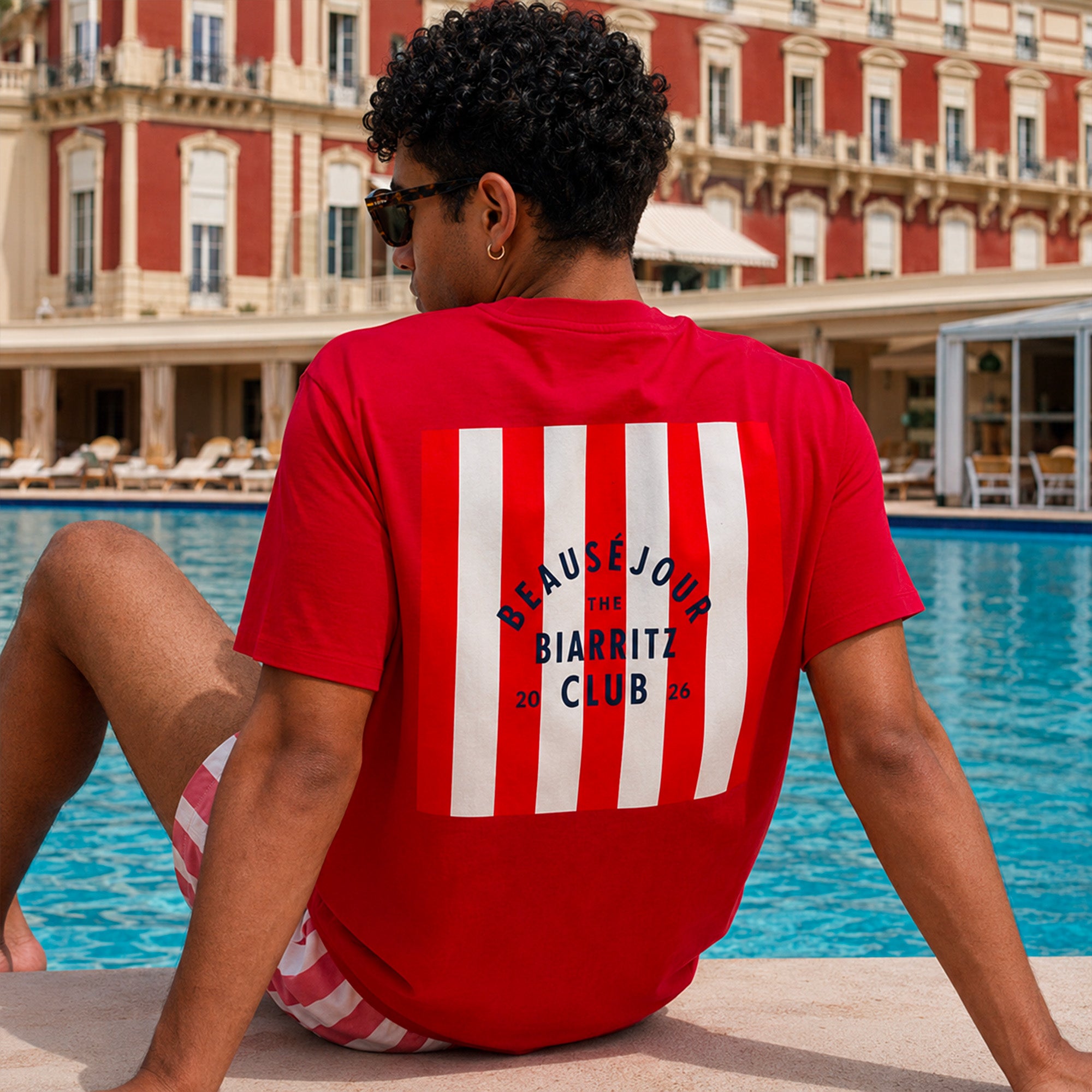 tshirt rouge biarritz club homme au bord dune piscine